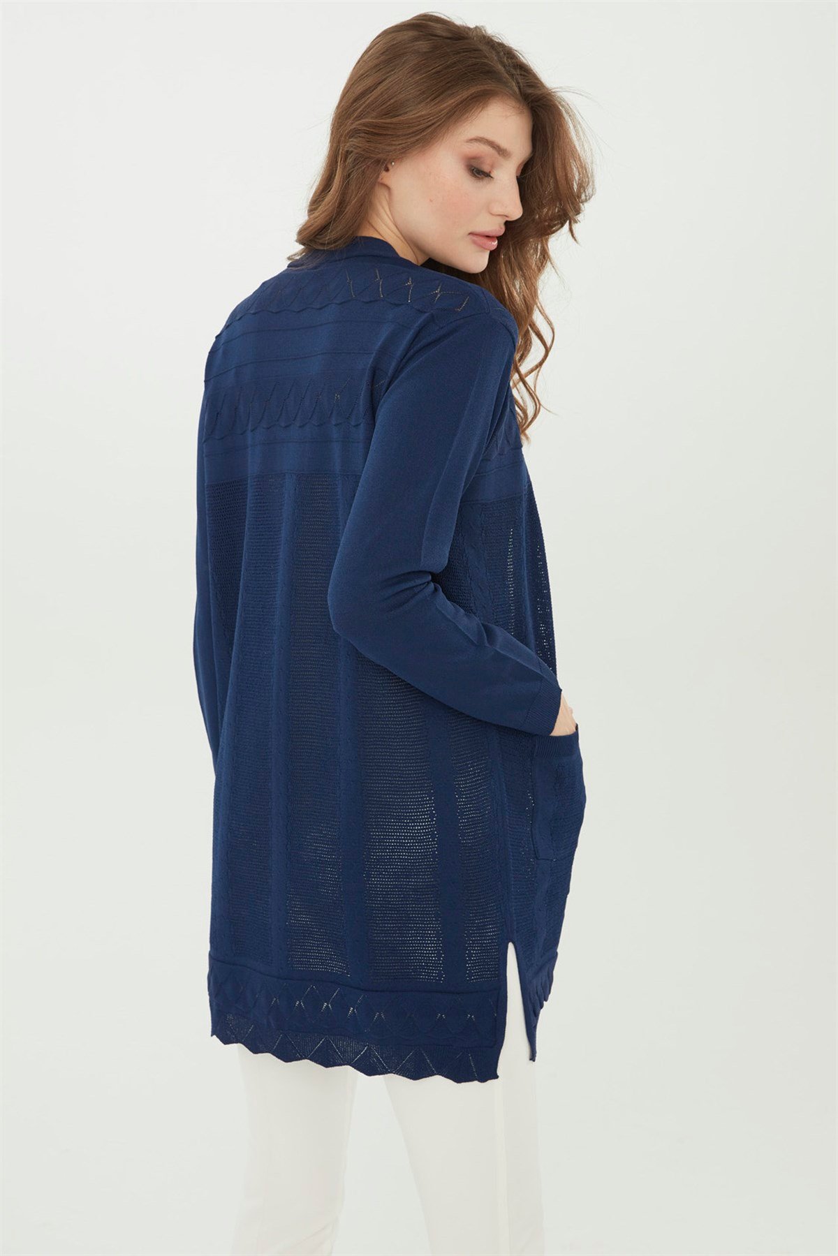 22350Женский удлиненный трикотажный кардиган темно синего цвета