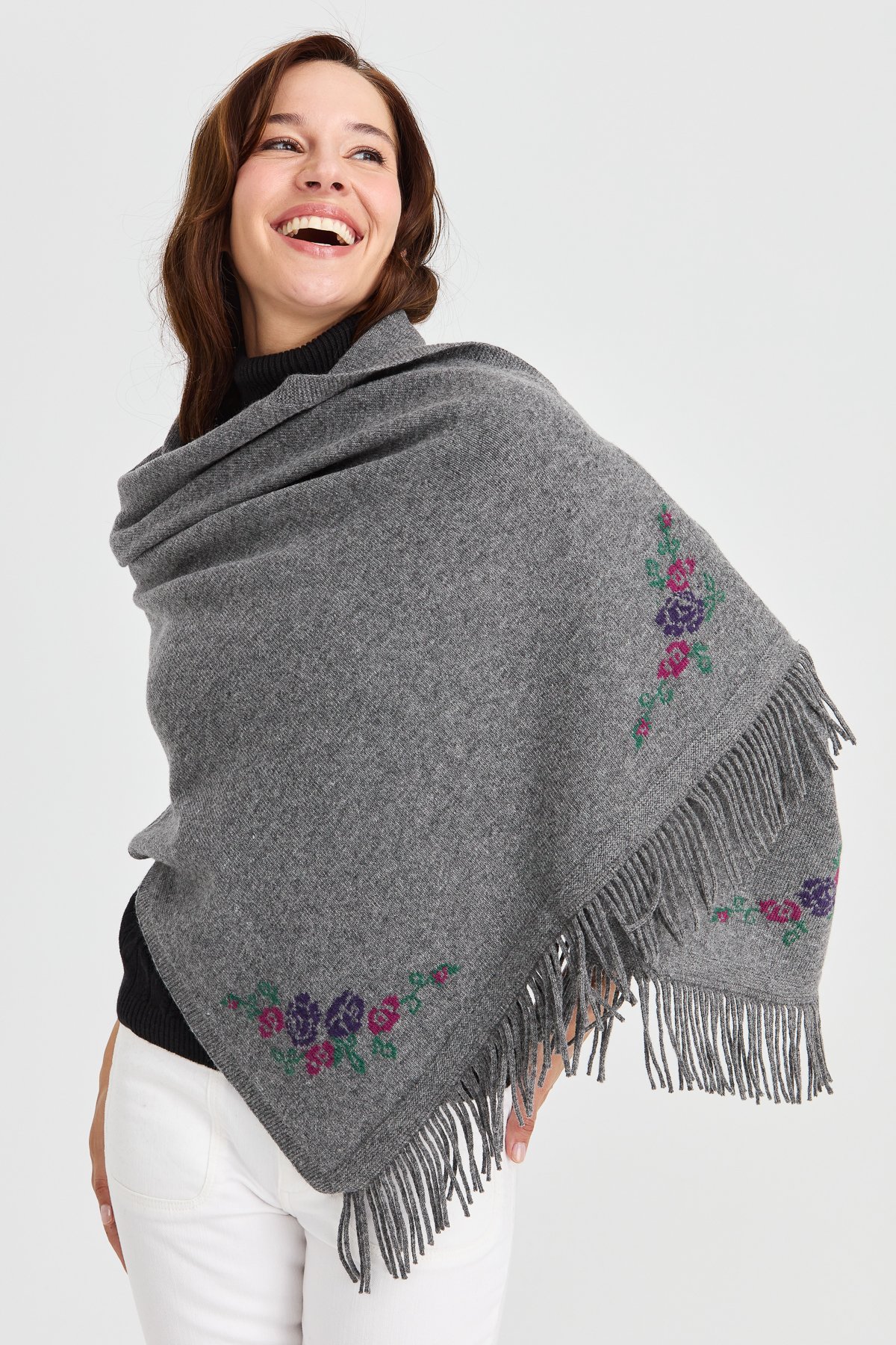 23224Kadın Triko Kenarı Çiçekli Yün Şal Füme