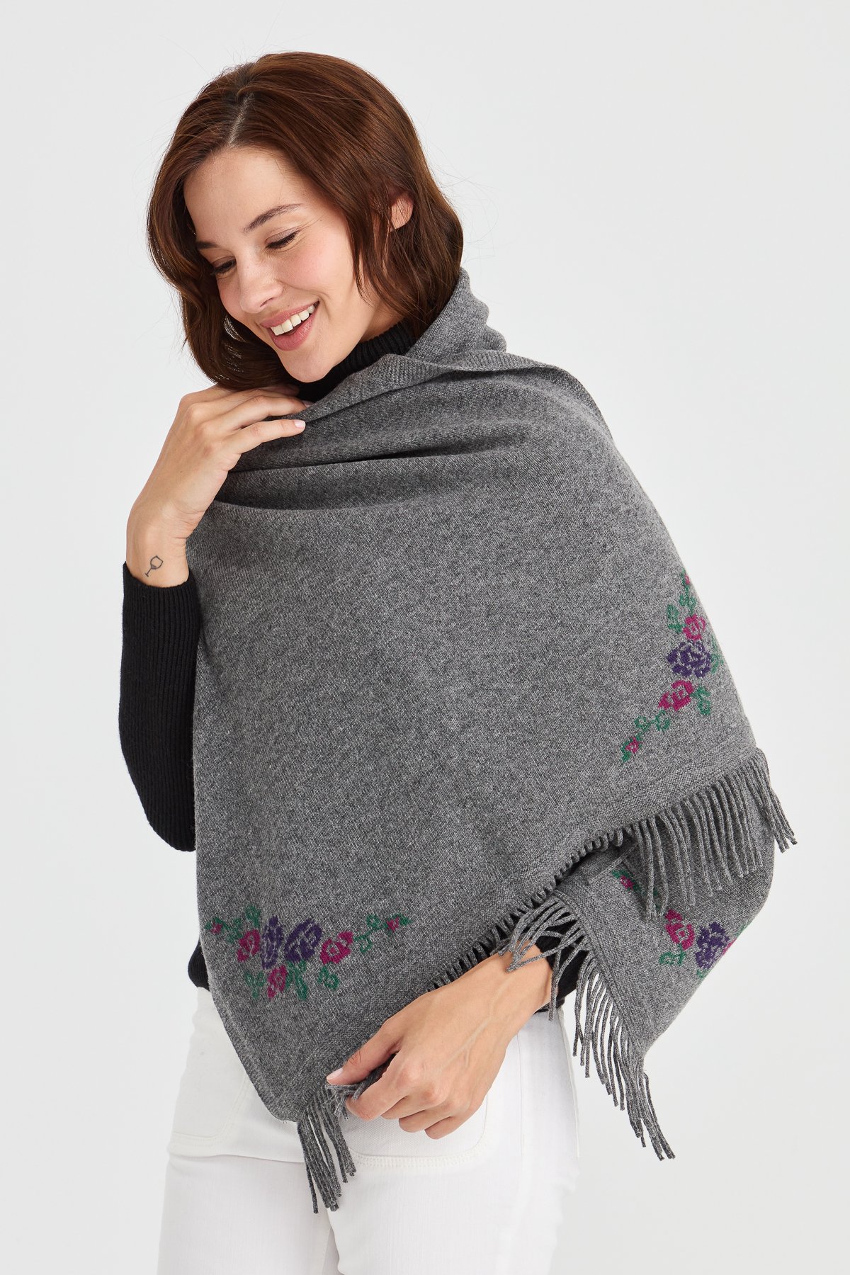23224Kadın Triko Kenarı Çiçekli Yün Şal Füme