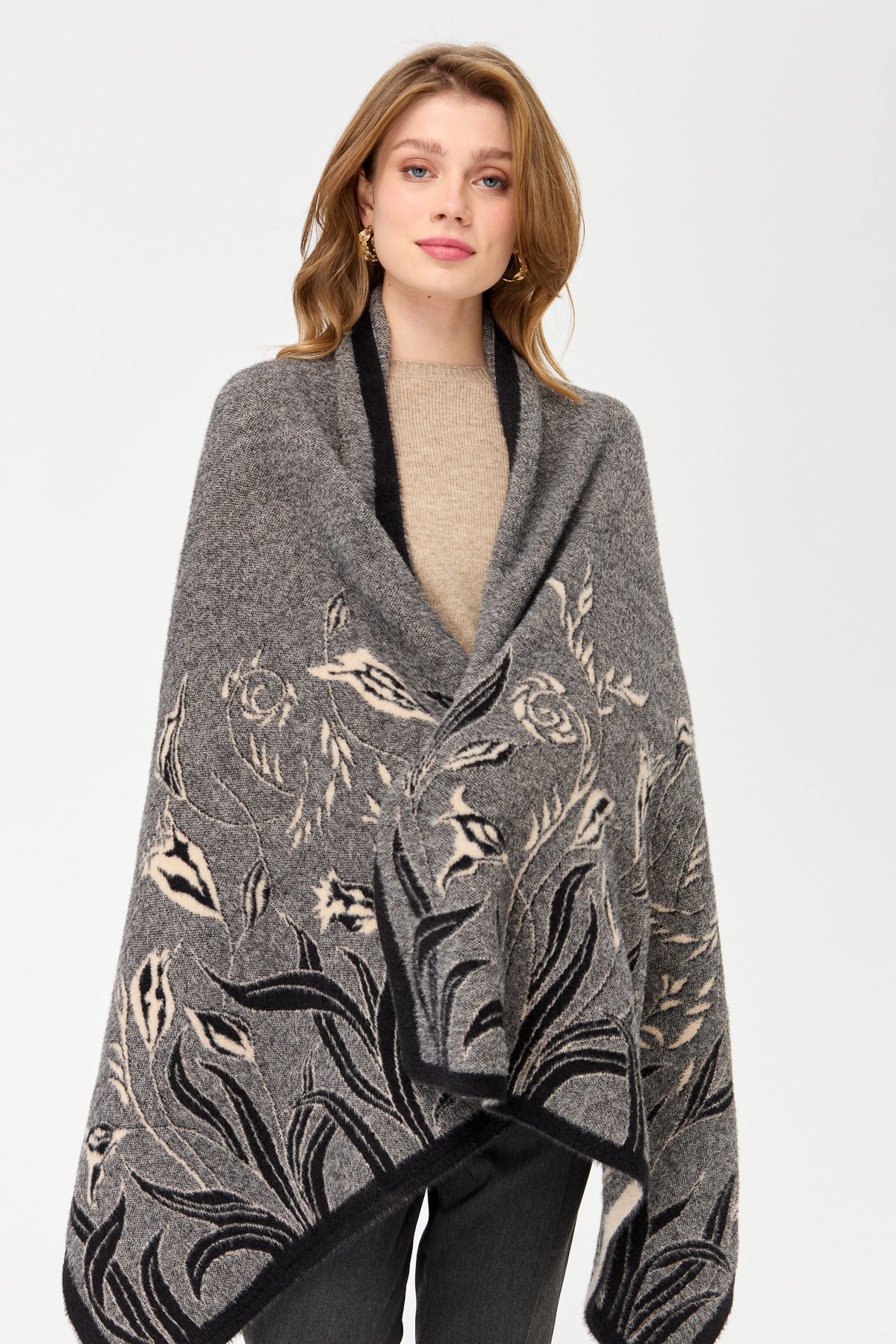 Women's Knitwear Large Shawl with Linium Flowers 01
