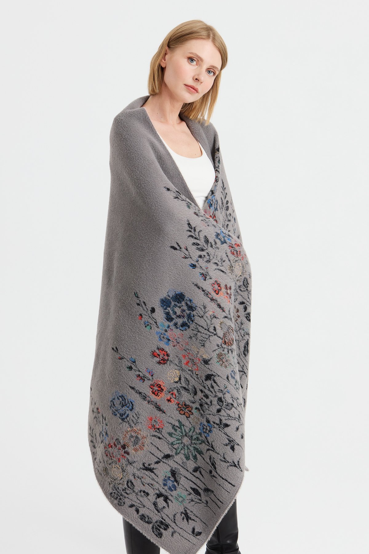 23999Kadın Triko Kenarları Kır Çiçeği Desenli Yün Şal 02