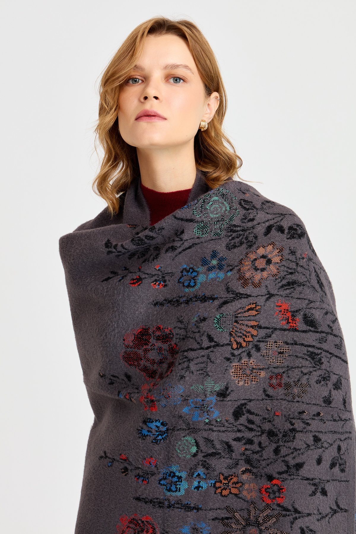 23999Женская шерстяная трикотажная шаль с узором полевых цветов по краям