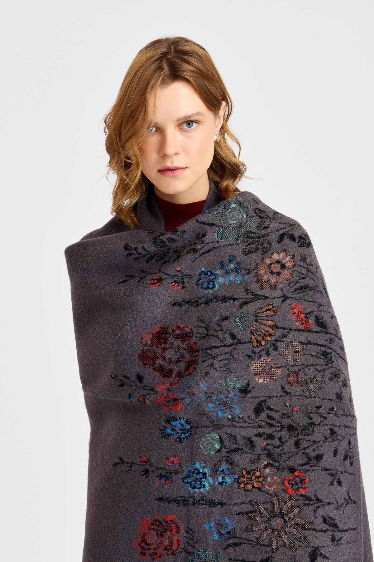 23999Женская шерстяная трикотажная шаль с узором полевых цветов по краям