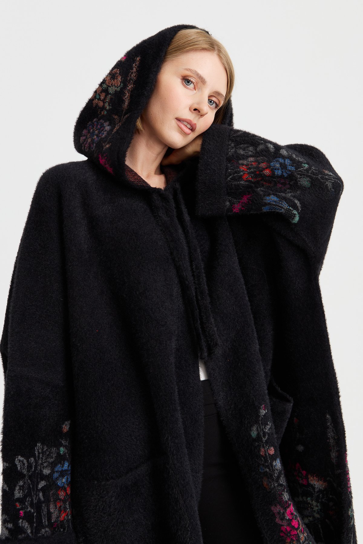 23065Kadın Triko Kırçiçeği Desenli AFrodit Panço Siyah