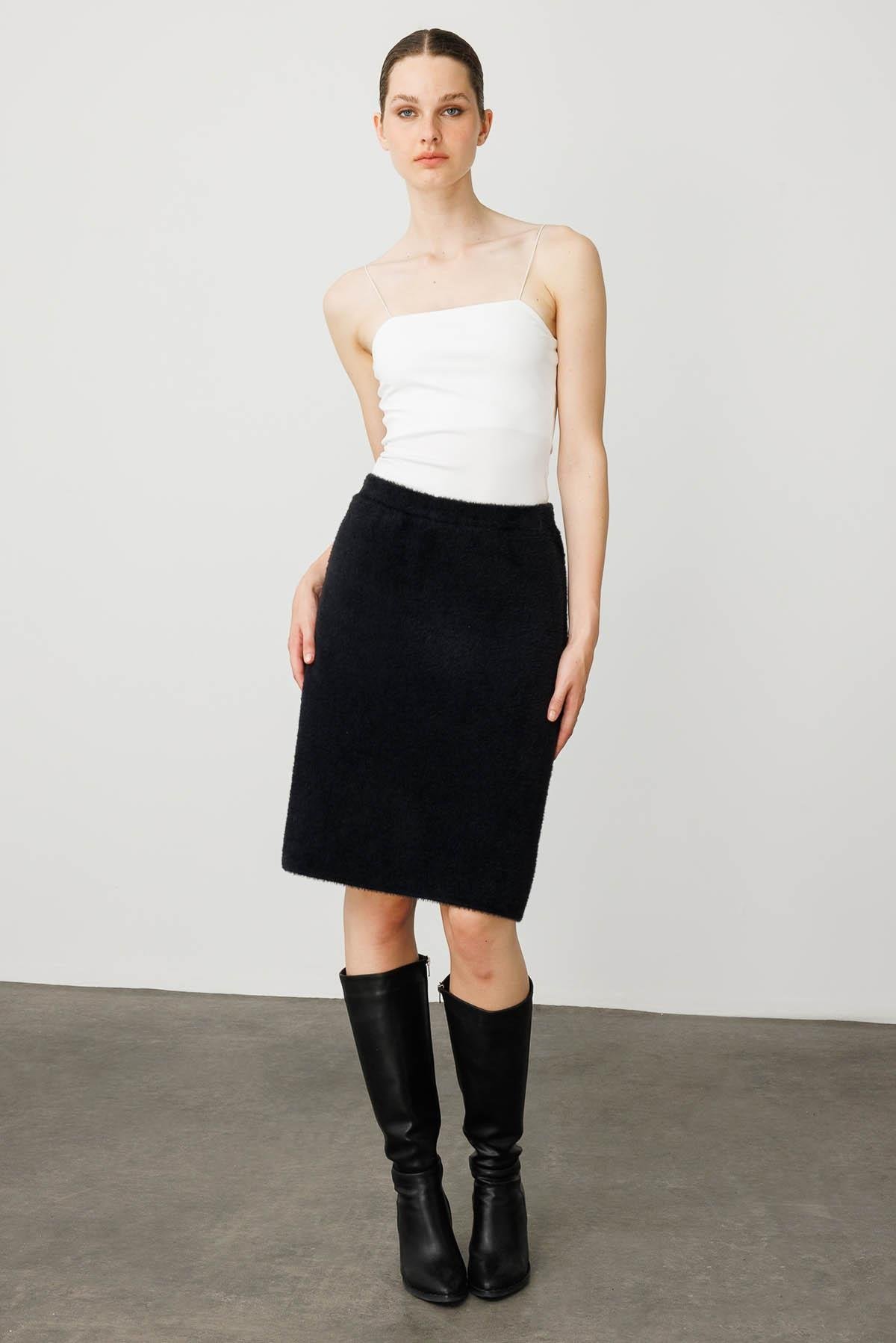 25004Kadın Triko Kısa Etek Siyah