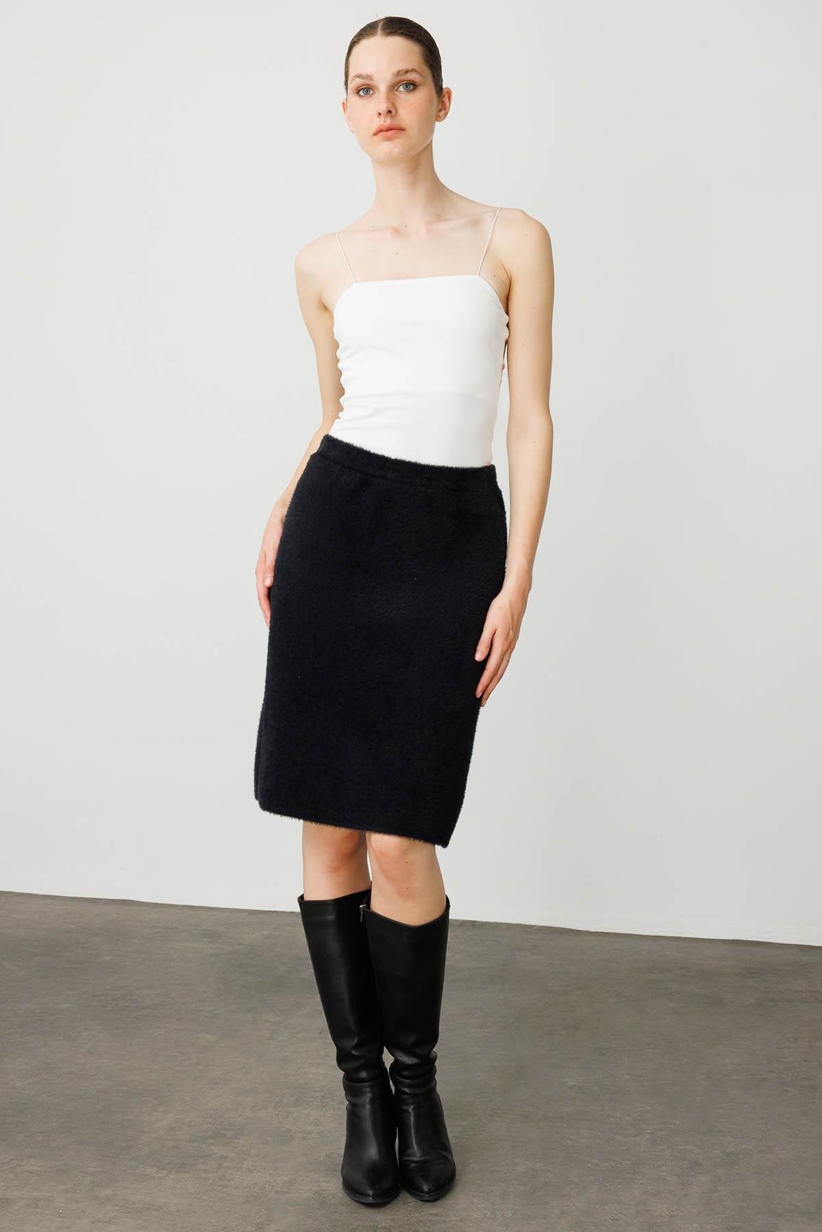 25004Kadın Triko Kısa Etek Siyah