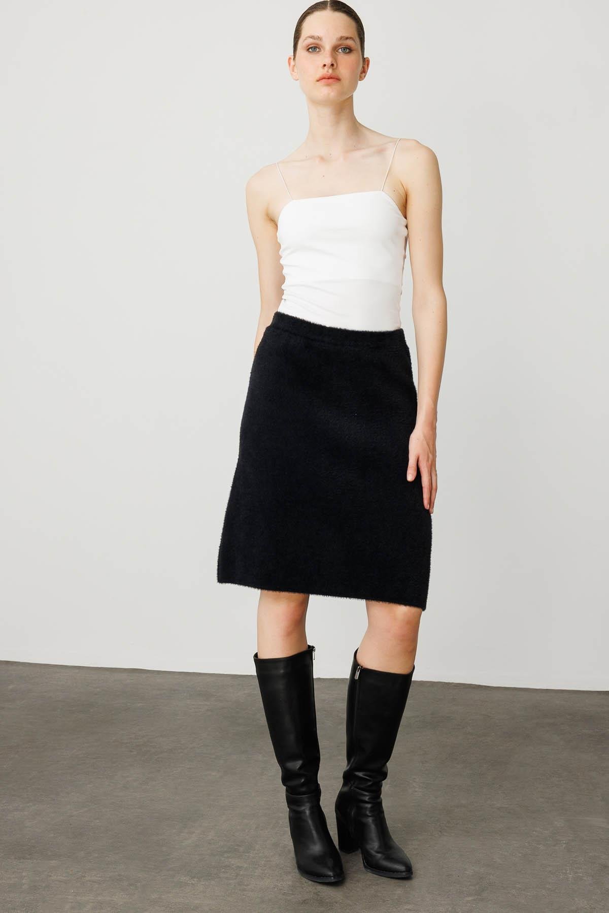 25004Kadın Triko Kısa Etek Siyah