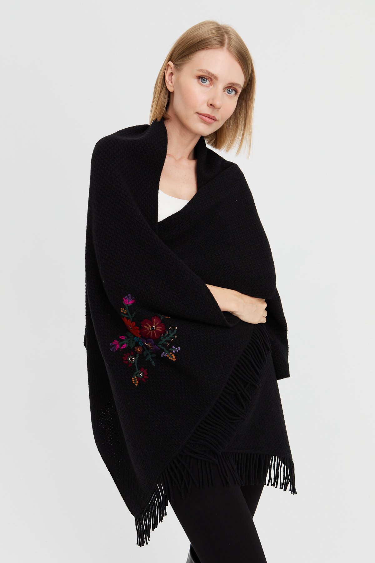 23030Women's Knitwear Brass Mesh Embroidered Wool Shawl Black