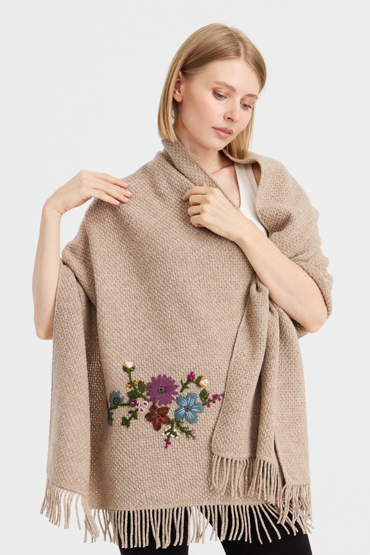 23030Kadın Triko Pirinç Örgü İşlemeli Yün Şal K.Bej