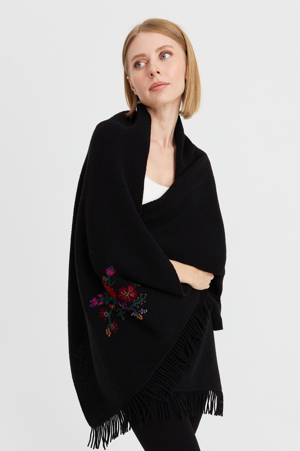 23030Women's Knitwear Brass Mesh Embroidered Wool Shawl Black