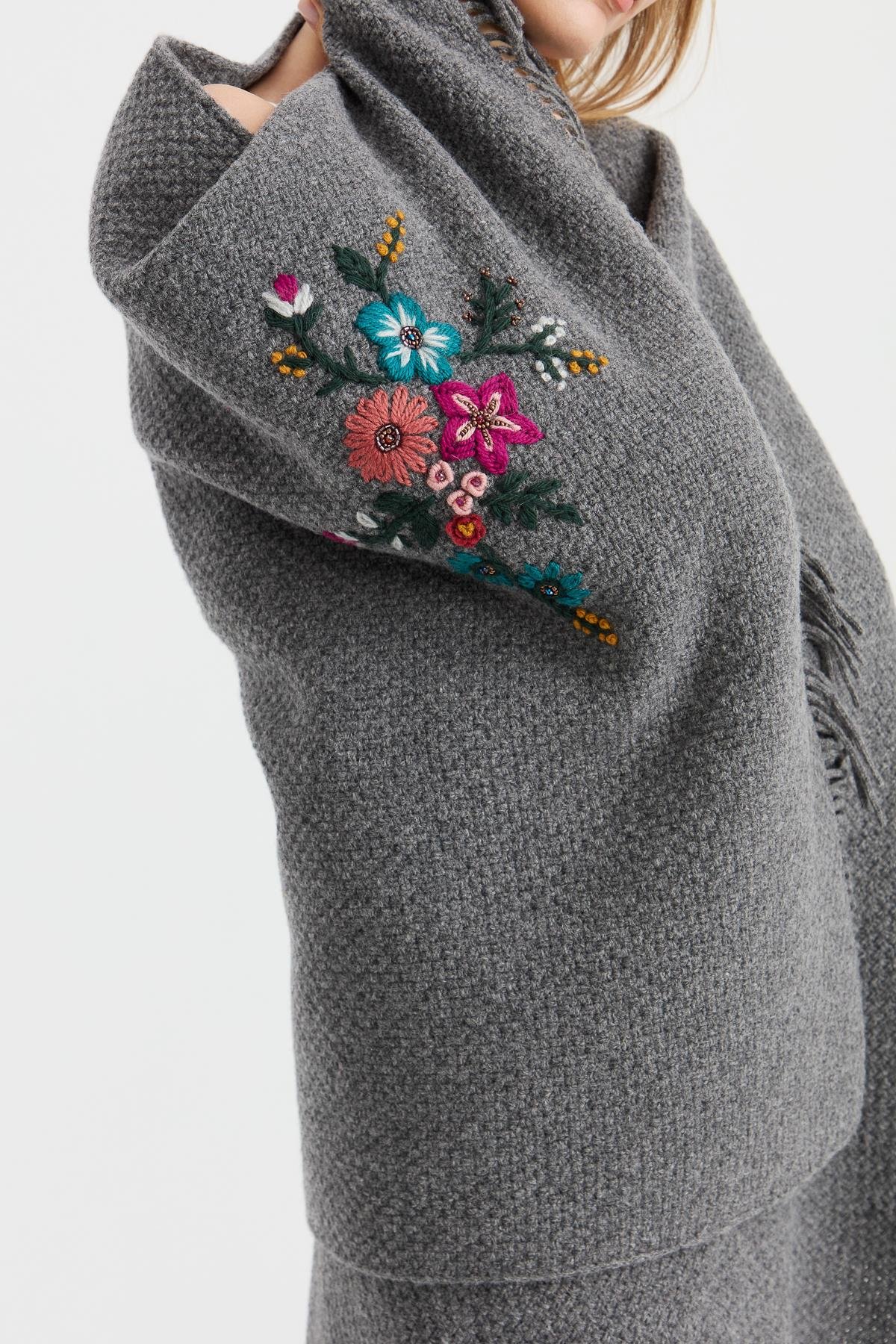 23030Kadın Triko Pirinç Örgü İşlemeli Yün Şal Füme