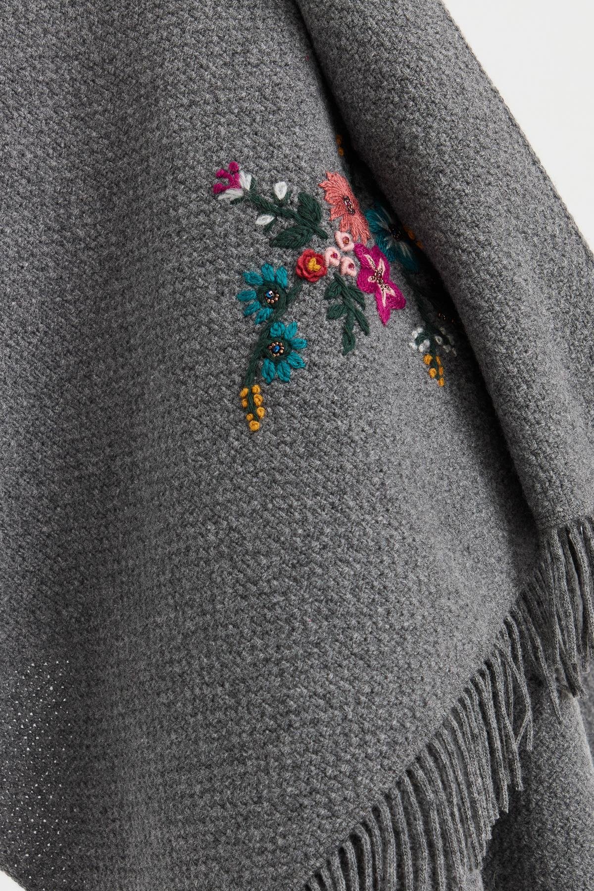 23030Kadın Triko Pirinç Örgü İşlemeli Yün Şal Füme