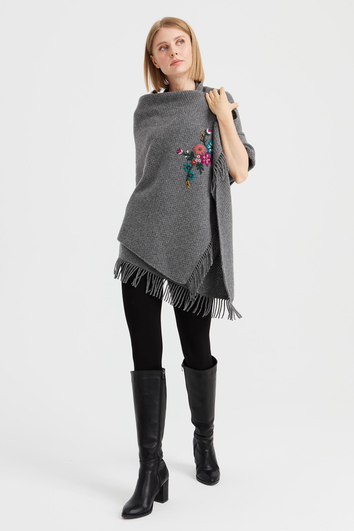 23030Kadın Triko Pirinç Örgü İşlemeli Yün Şal Füme