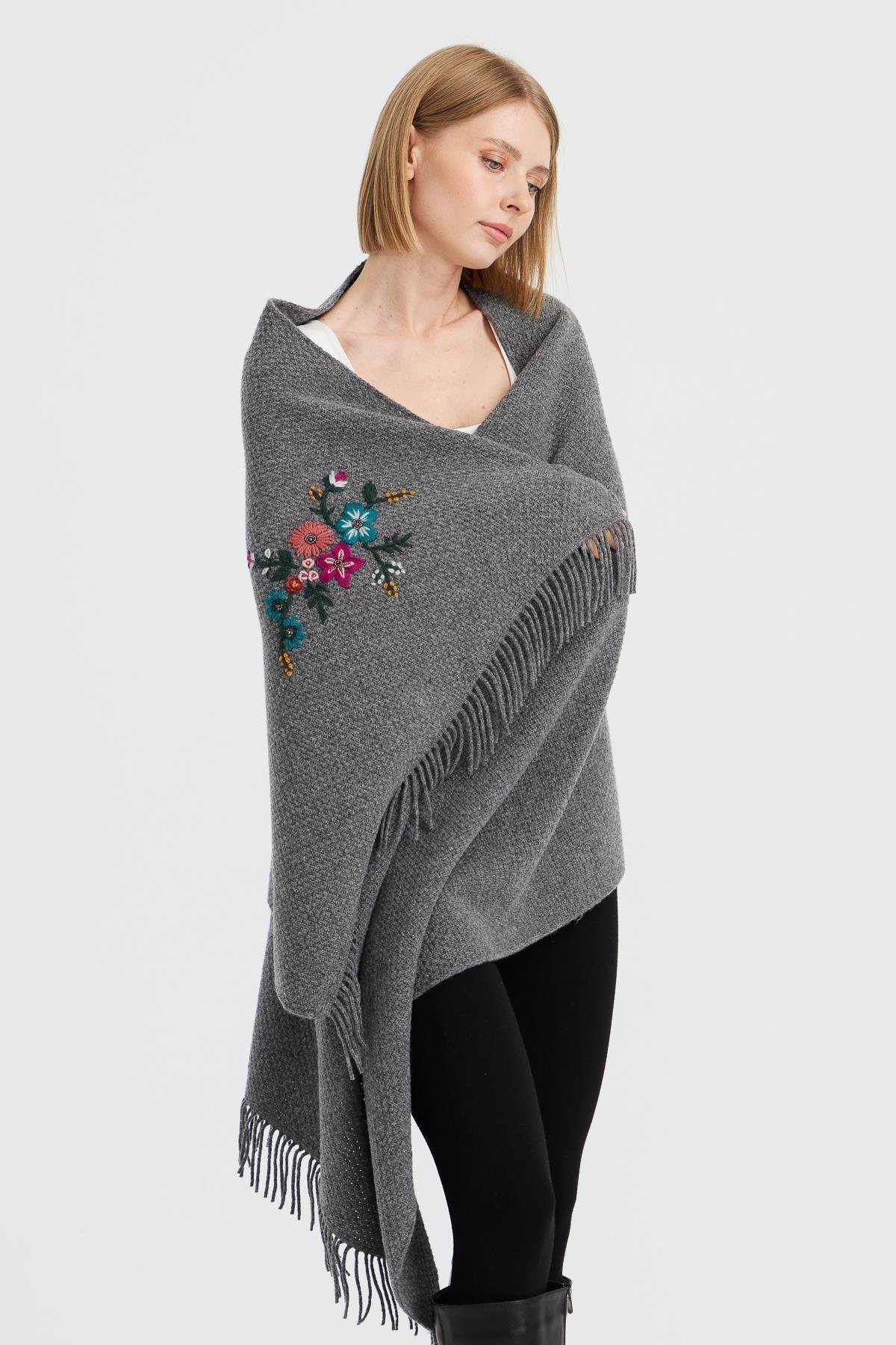 23030Kadın Triko Pirinç Örgü İşlemeli Yün Şal Füme