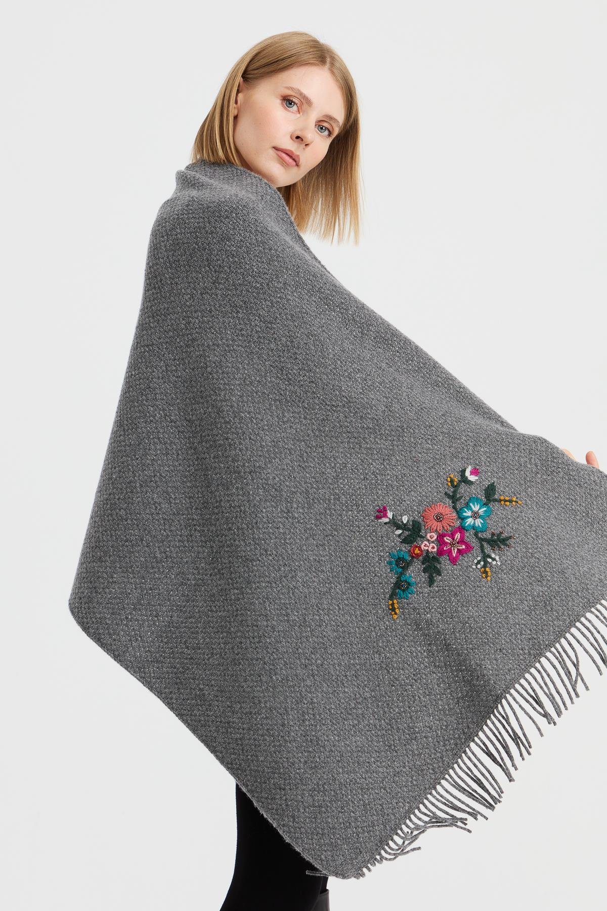 23030Kadın Triko Pirinç Örgü İşlemeli Yün Şal Füme