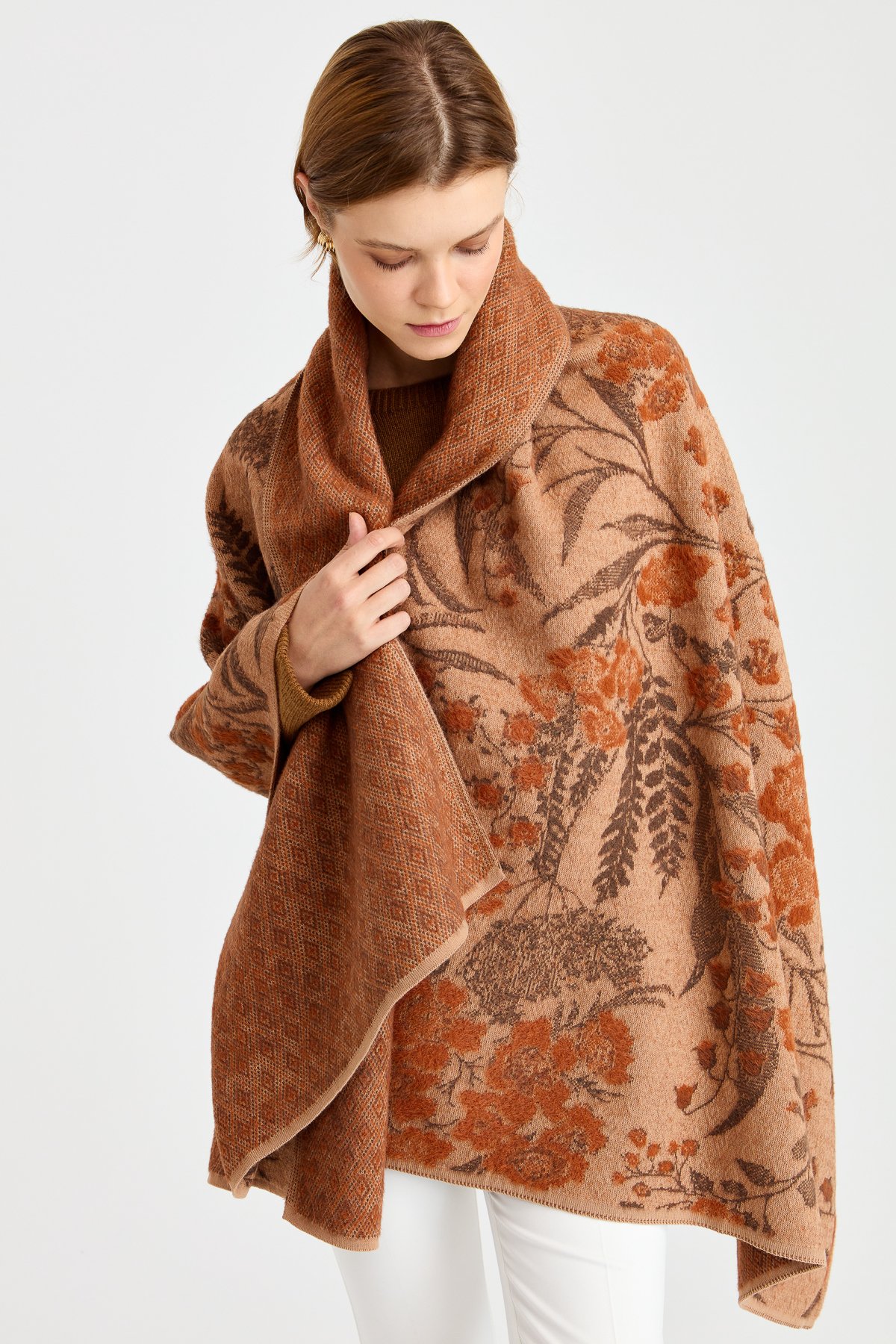 23997Women's Knitwear Ivy Floral Large Shawl 02