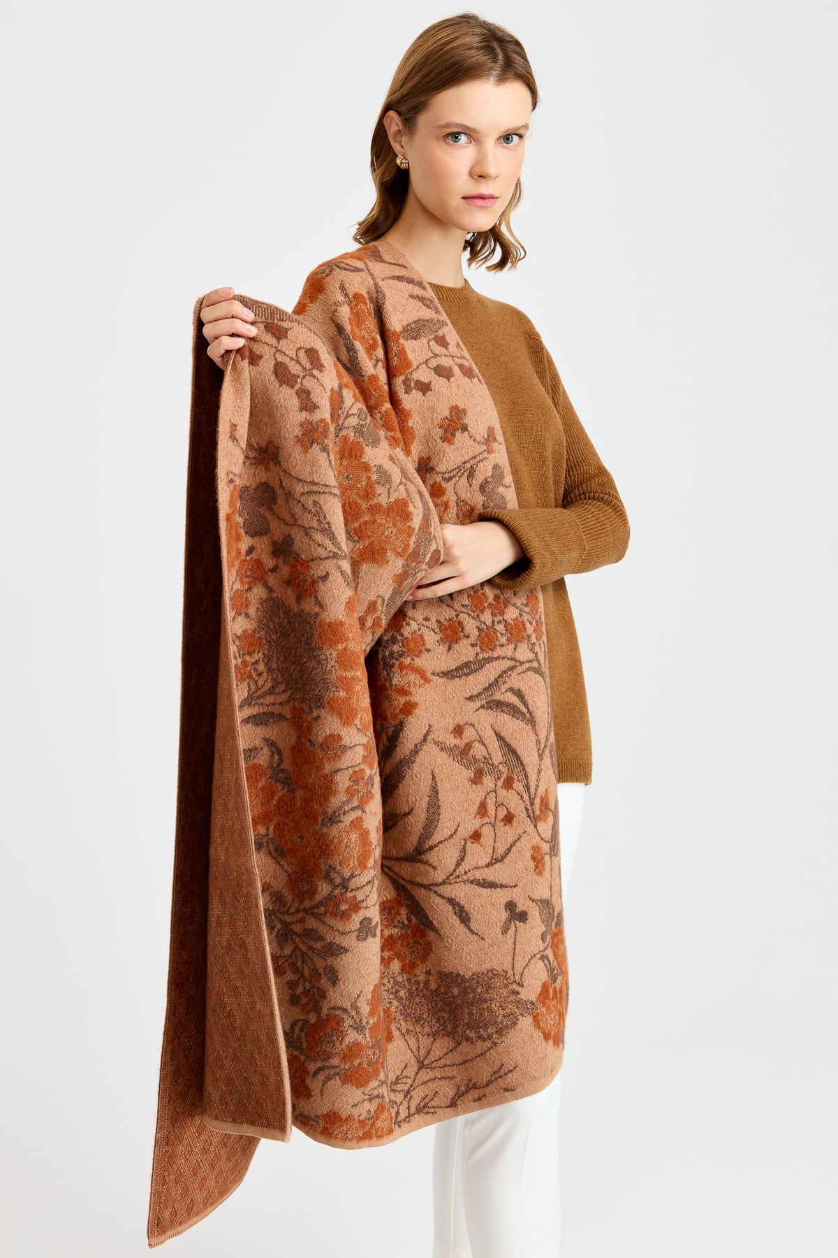 23997Women's Knitwear Ivy Floral Large Shawl 02