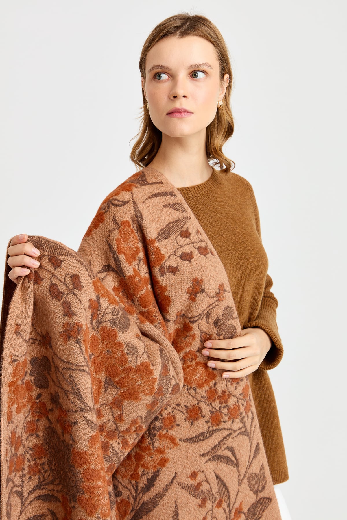 23997Women's Knitwear Ivy Floral Large Shawl 02