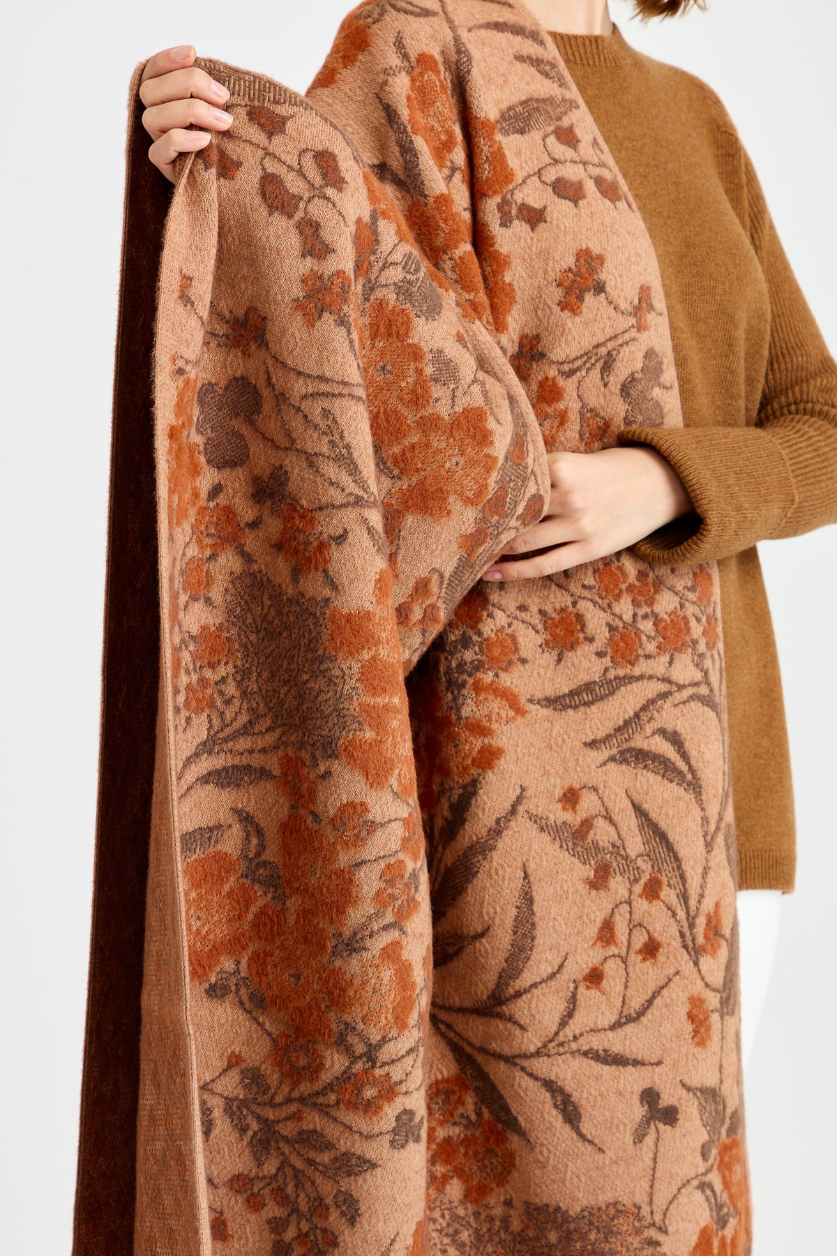 23997Women's Knitwear Ivy Floral Large Shawl 02