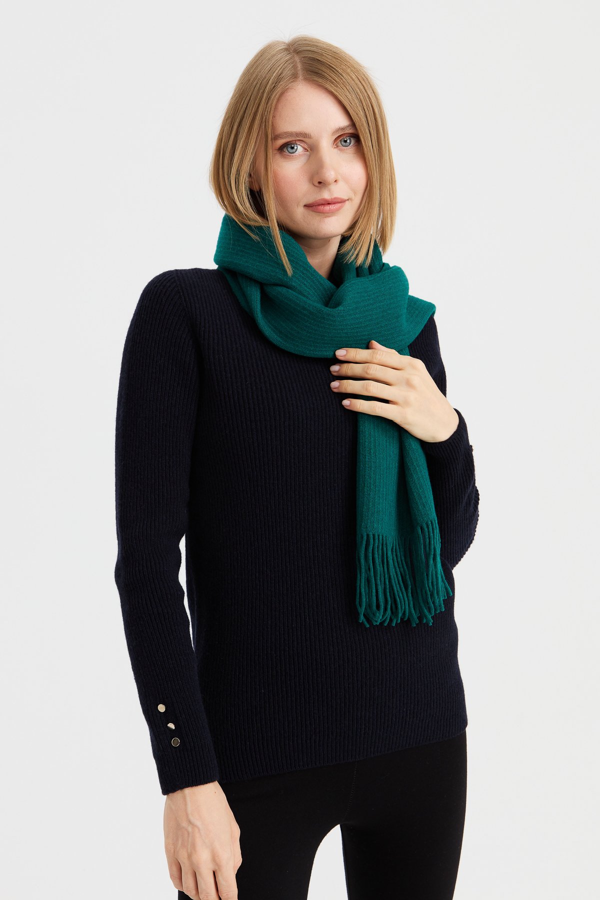 23300Kadın Triko Tek Renk Püsküllü Yün Kaşkol K.Ö.başı