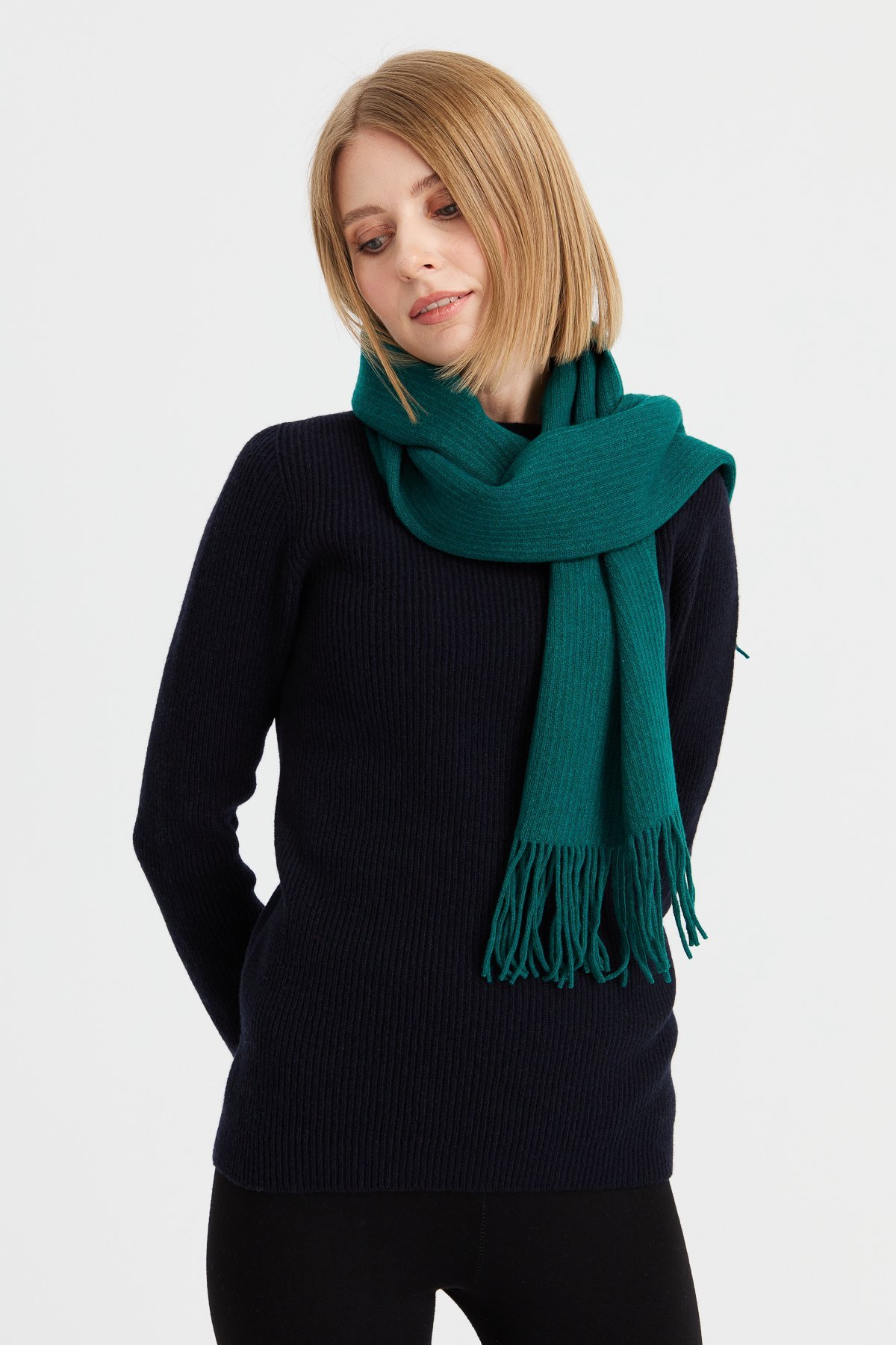 23300Kadın Triko Tek Renk Püsküllü Yün Kaşkol K.Ö.başı