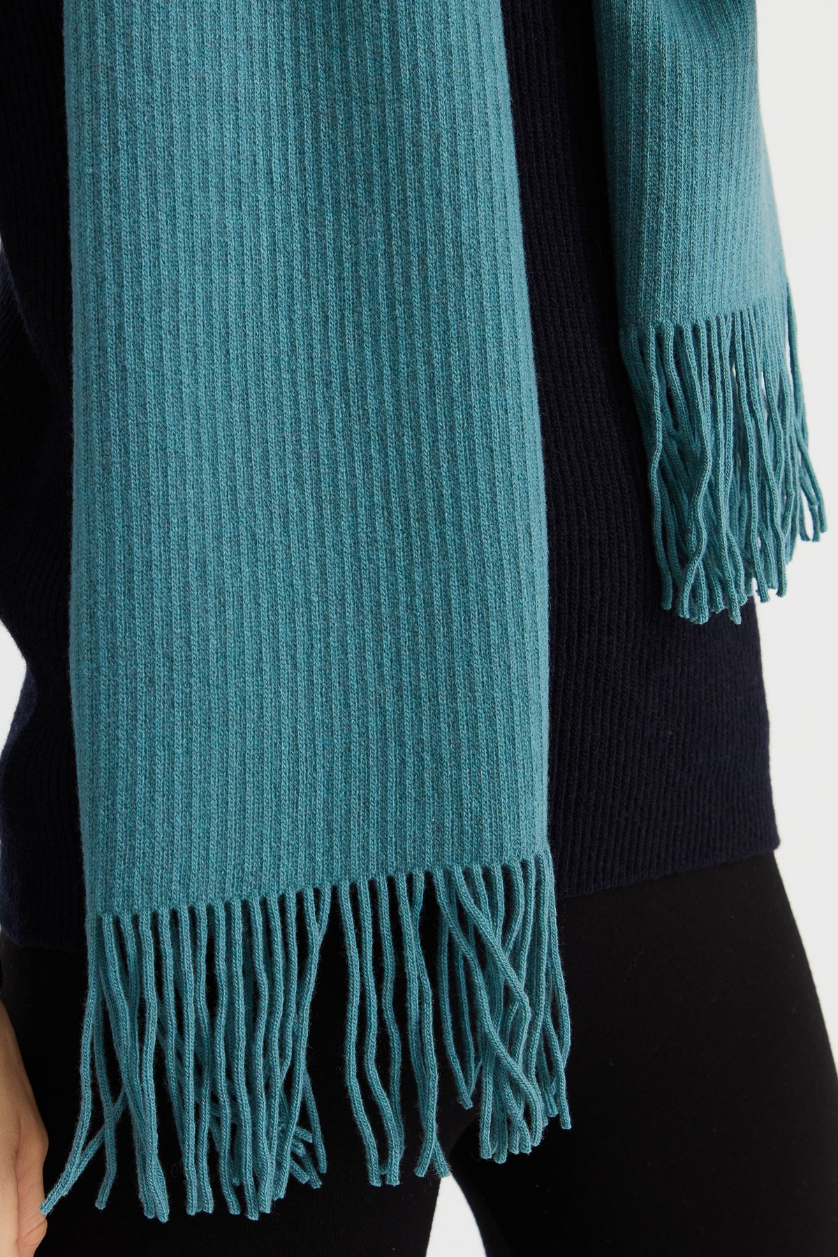 23300Kadın Triko Tek Renk Püsküllü Yün Kaşkol M.Yeşili