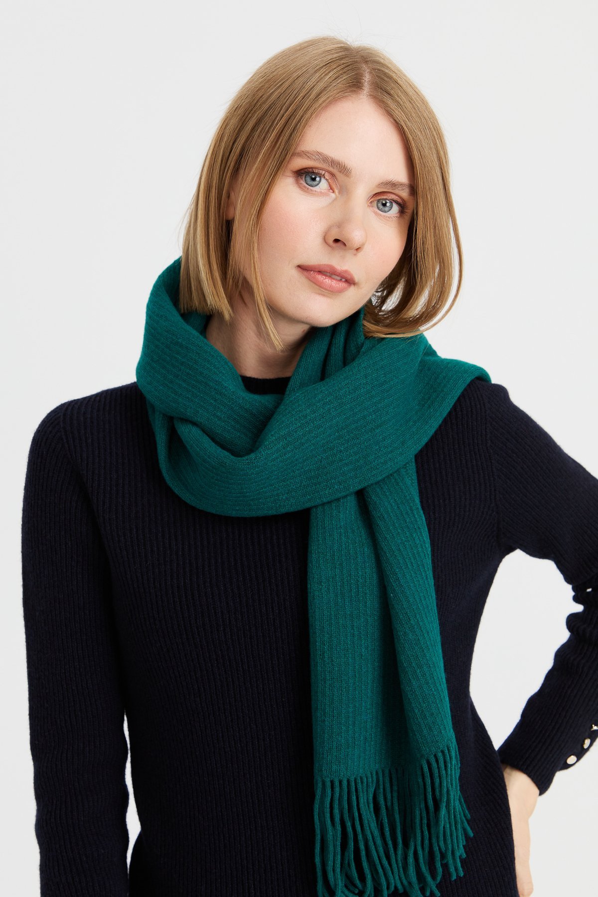 23300Kadın Triko Tek Renk Püsküllü Yün Kaşkol K.Ö.başı