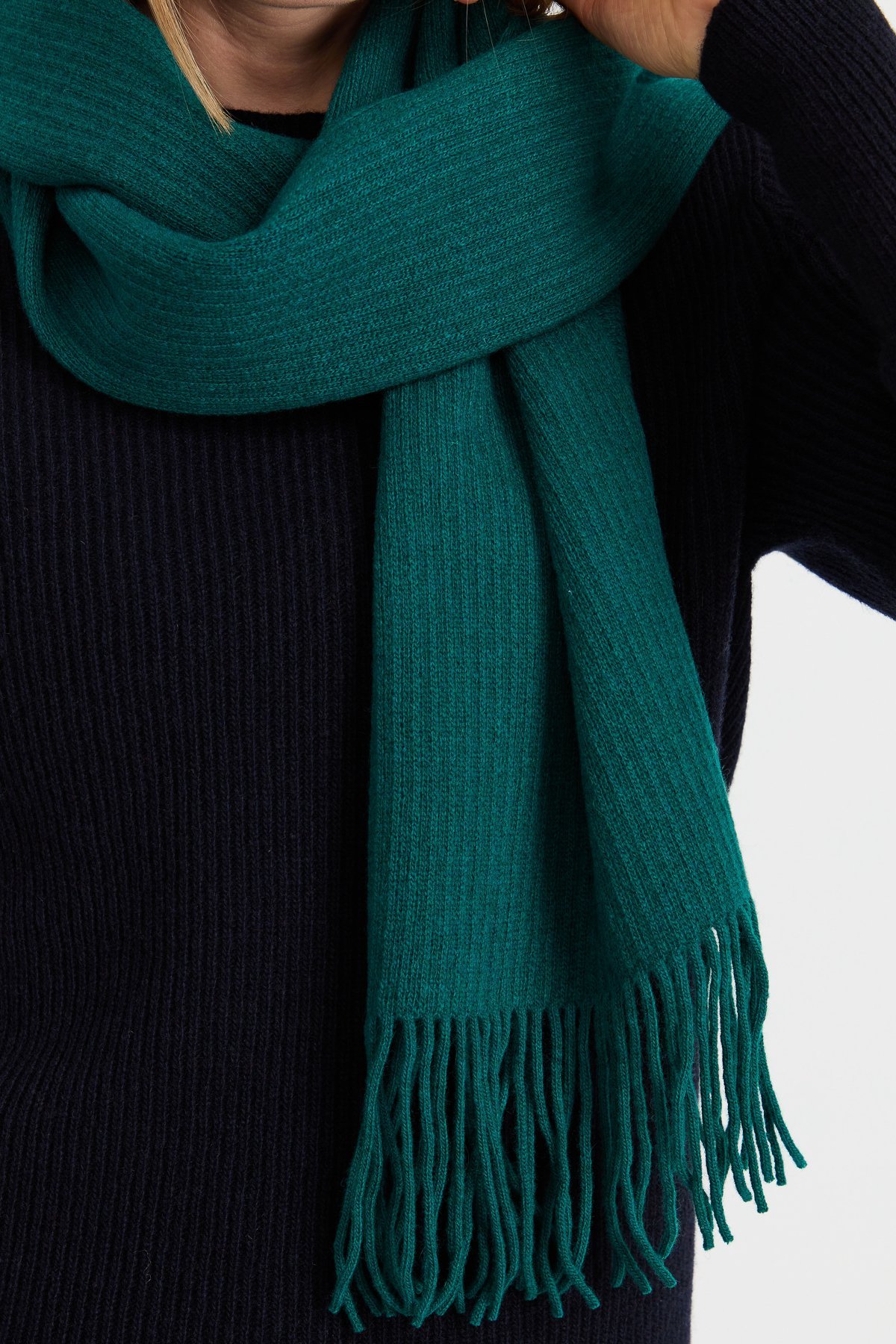 23300Kadın Triko Tek Renk Püsküllü Yün Kaşkol K.Ö.başı