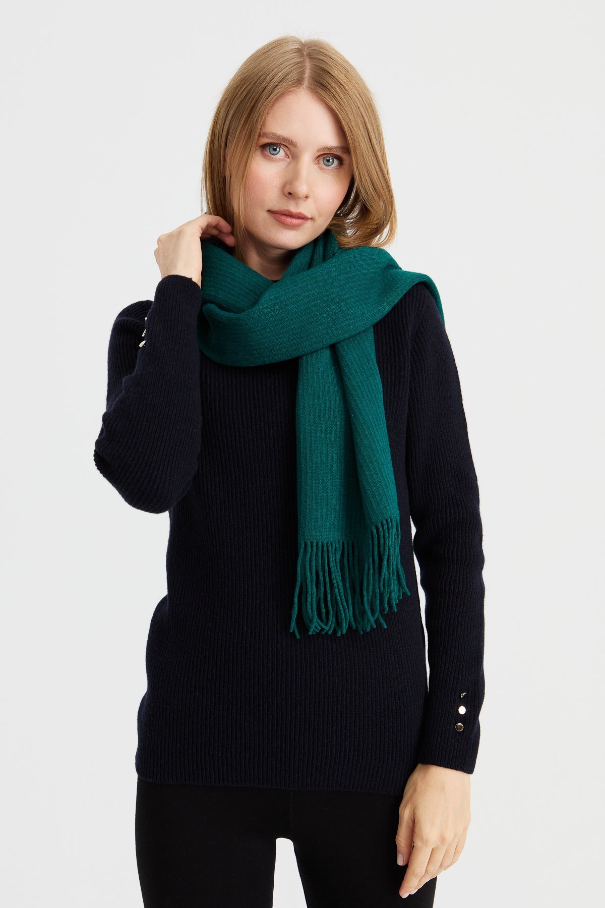 23300Kadın Triko Tek Renk Püsküllü Yün Kaşkol K.Ö.başı