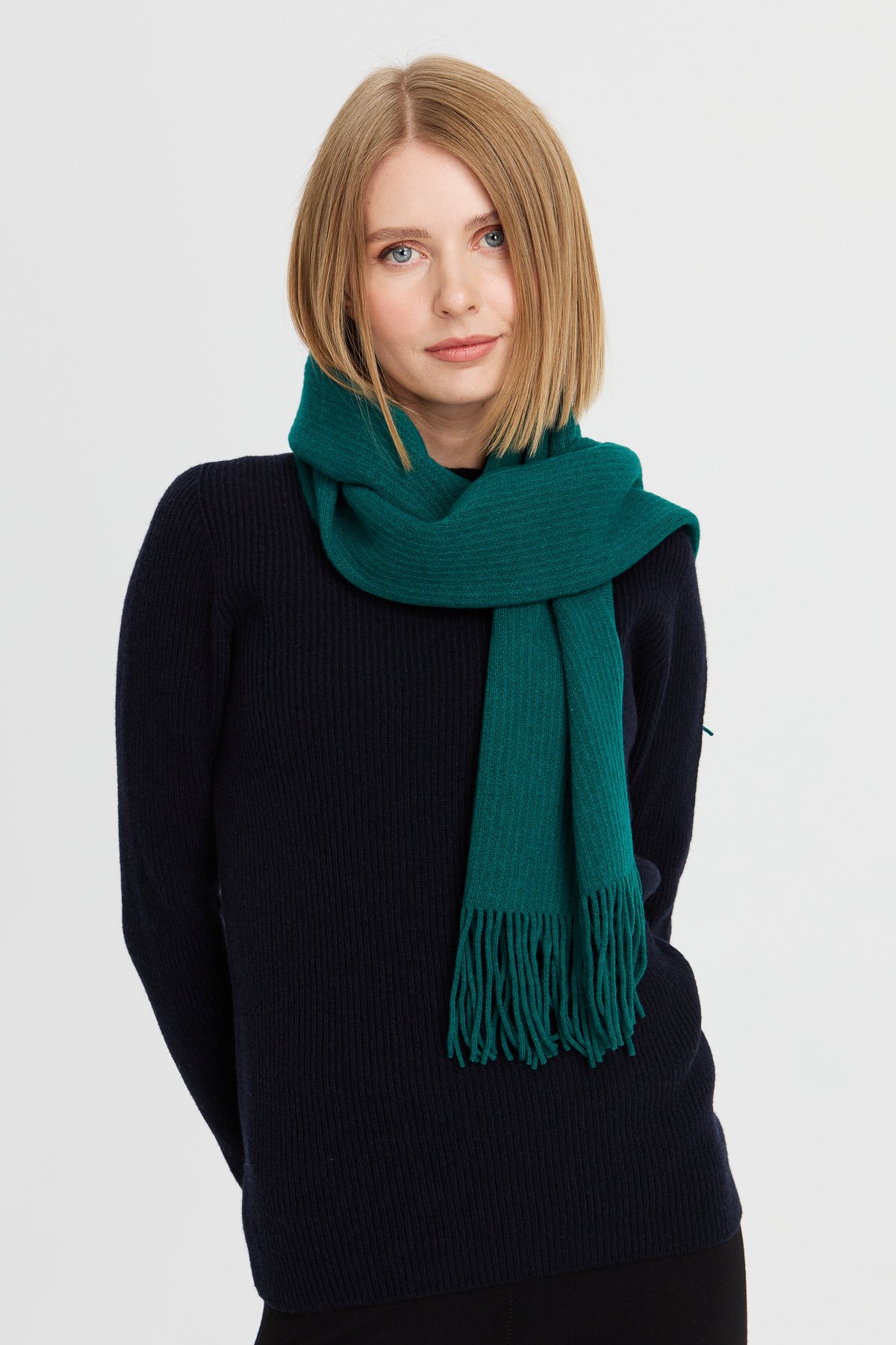 23300Kadın Triko Tek Renk Püsküllü Yün Kaşkol K.Ö.başı