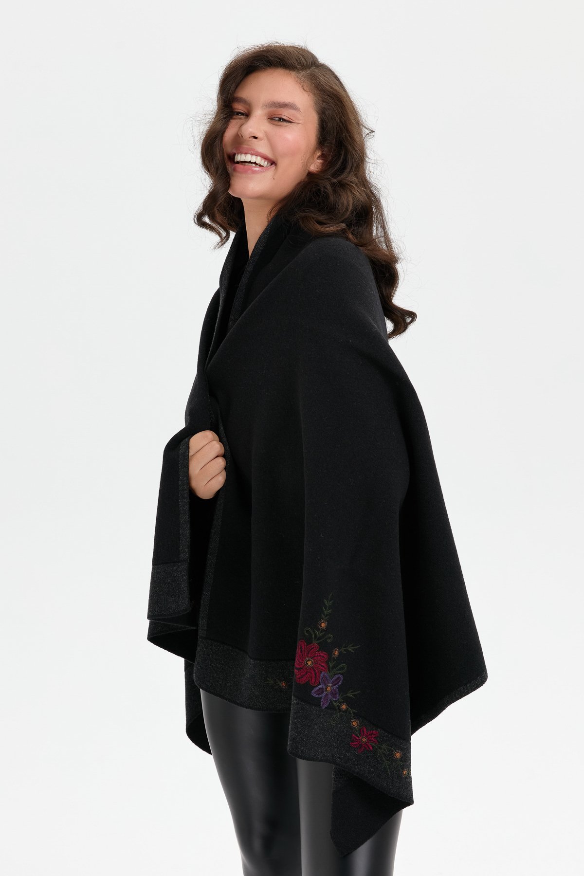 24055Kadın Üç Çiçekli Nakış İşlemeli Yün Şal Siyah