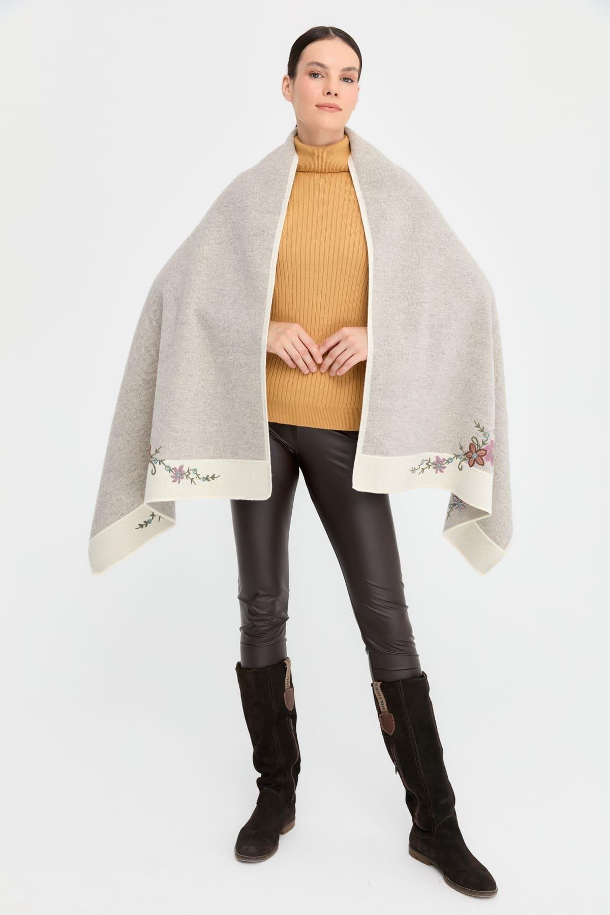 24055Kadın Üç Çiçekli Nakış İşlemeli Yün Şal Kemik