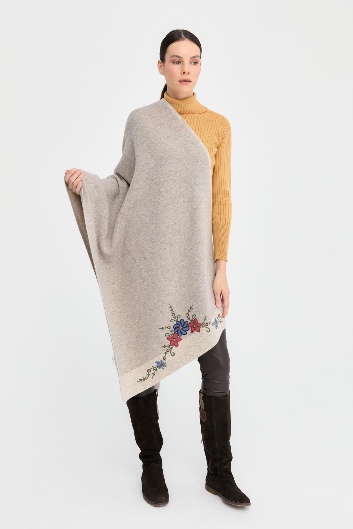24055Kadın Üç Çiçekli Nakış İşlemeli Yün Şal V.Bej
