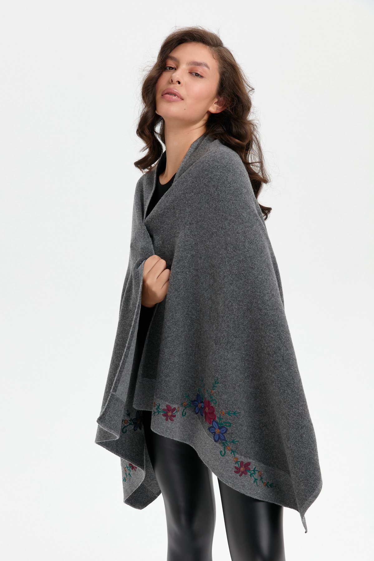 24055Kadın Üç Çiçekli Nakış İşlemeli Yün Şal Füme