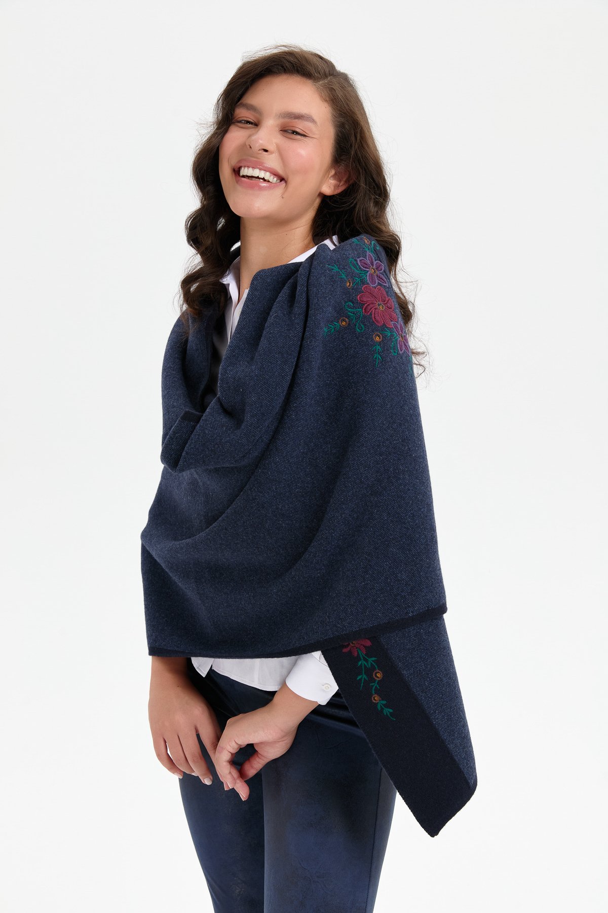 24055Kadın Üç Çiçekli Nakış İşlemeli Yün Şal K.Lacivert