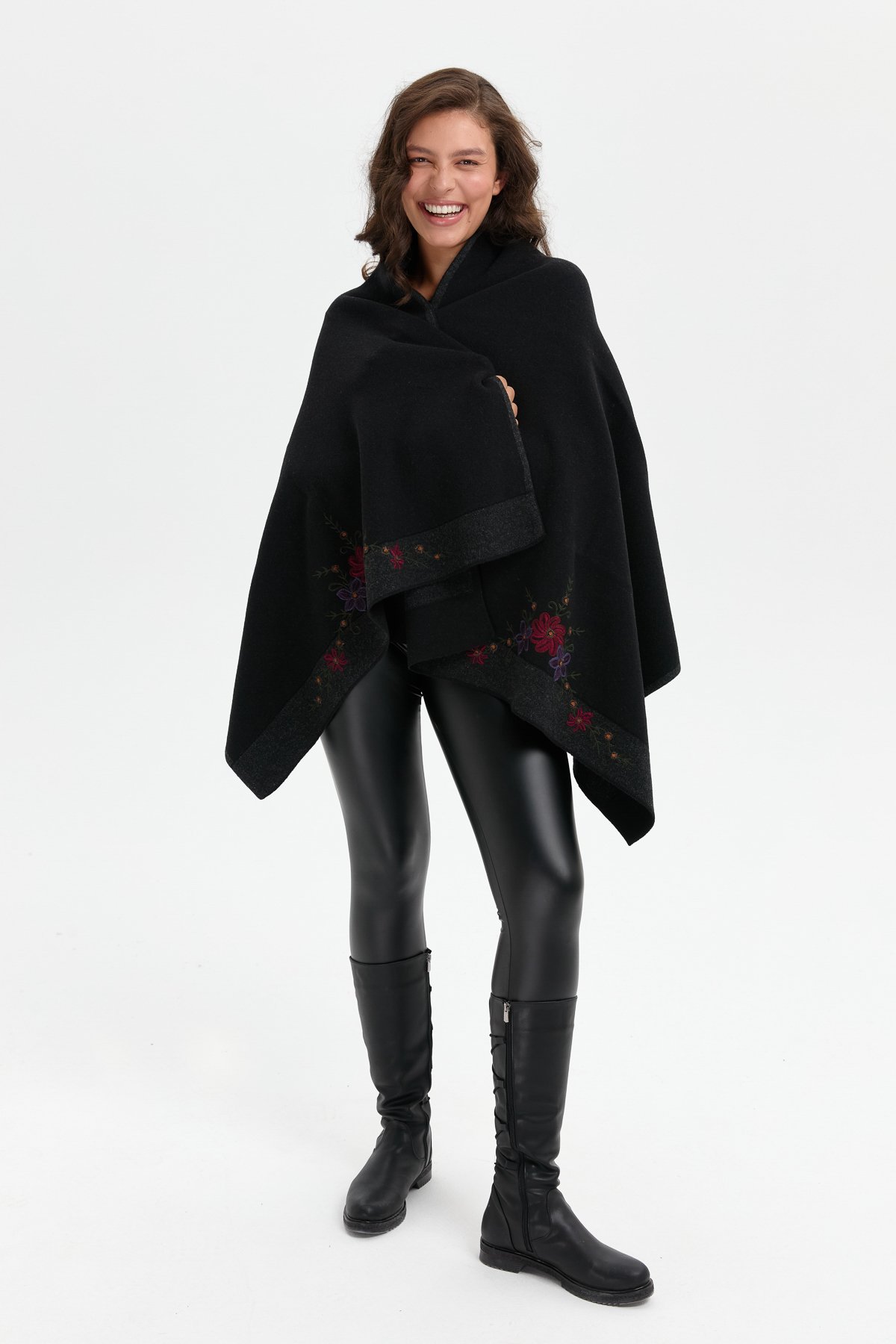 24055Kadın Üç Çiçekli Nakış İşlemeli Yün Şal Siyah