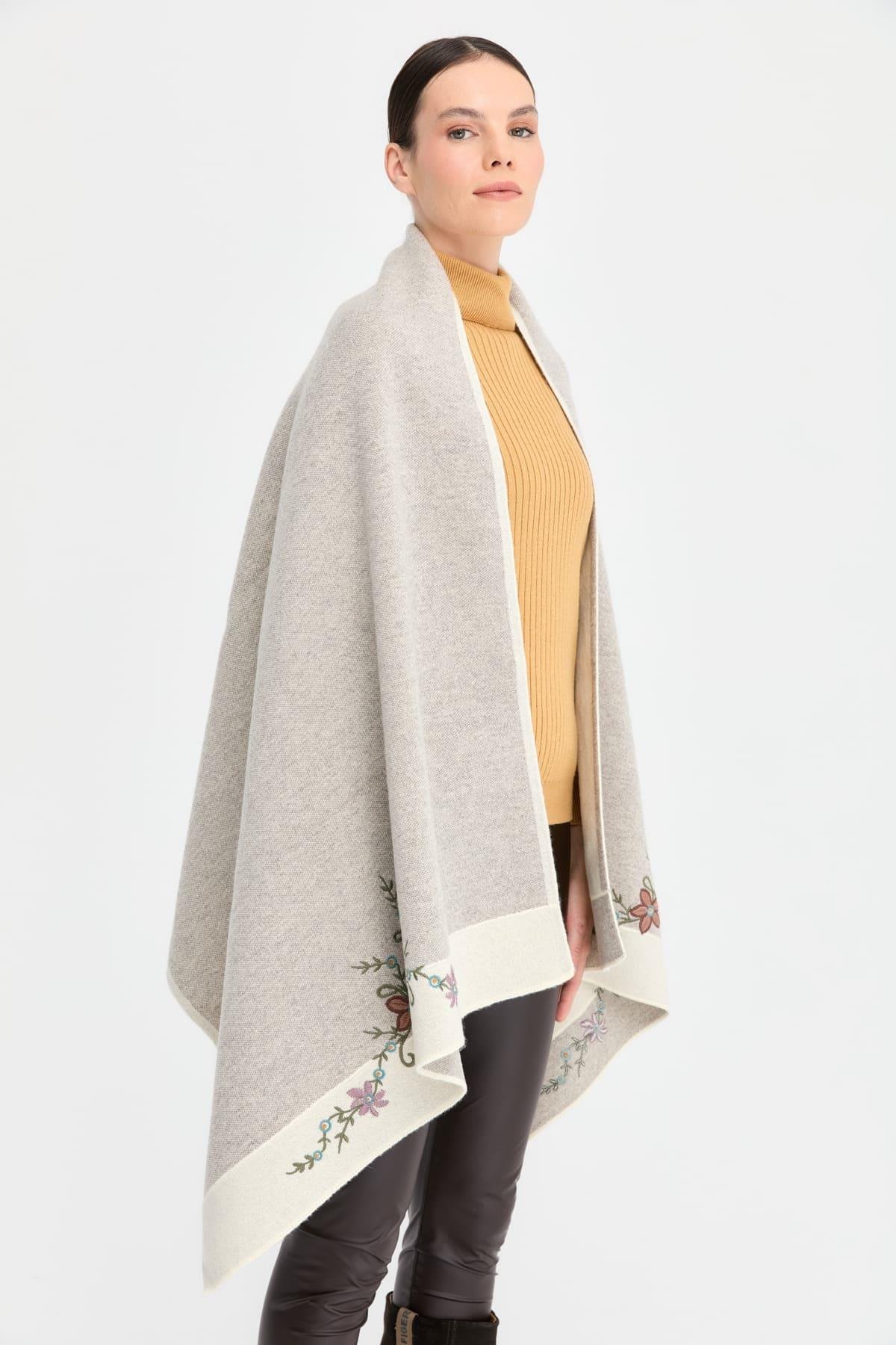 24055Kadın Üç Çiçekli Nakış İşlemeli Yün Şal Kemik