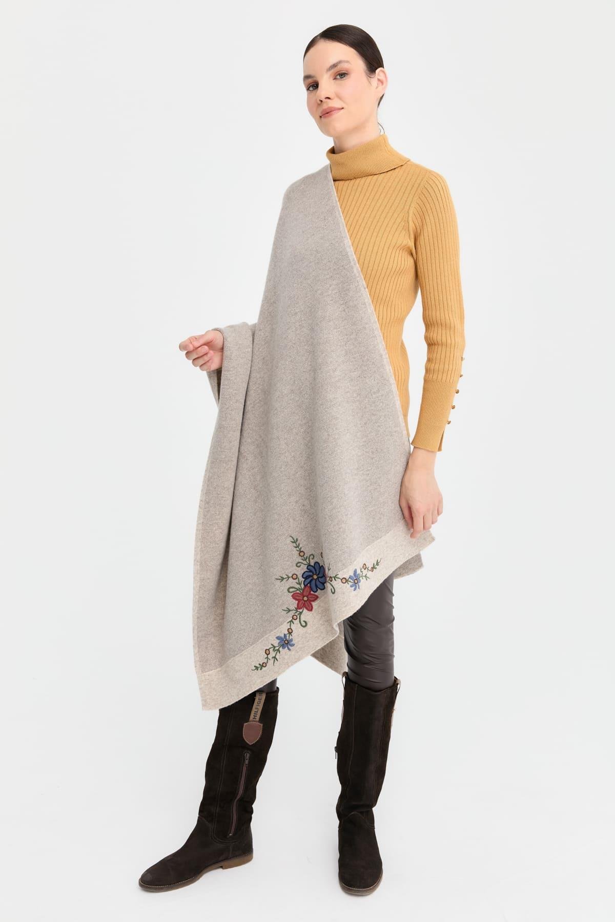 24055Kadın Üç Çiçekli Nakış İşlemeli Yün Şal V.Bej