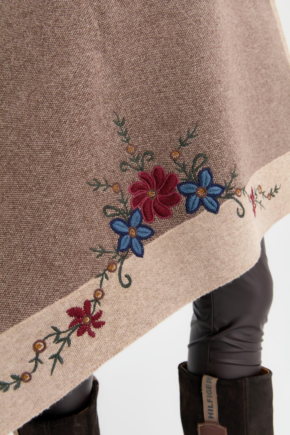 24055Kadın Üç Çiçekli Nakış İşlemeli Yün Şal K.Bej