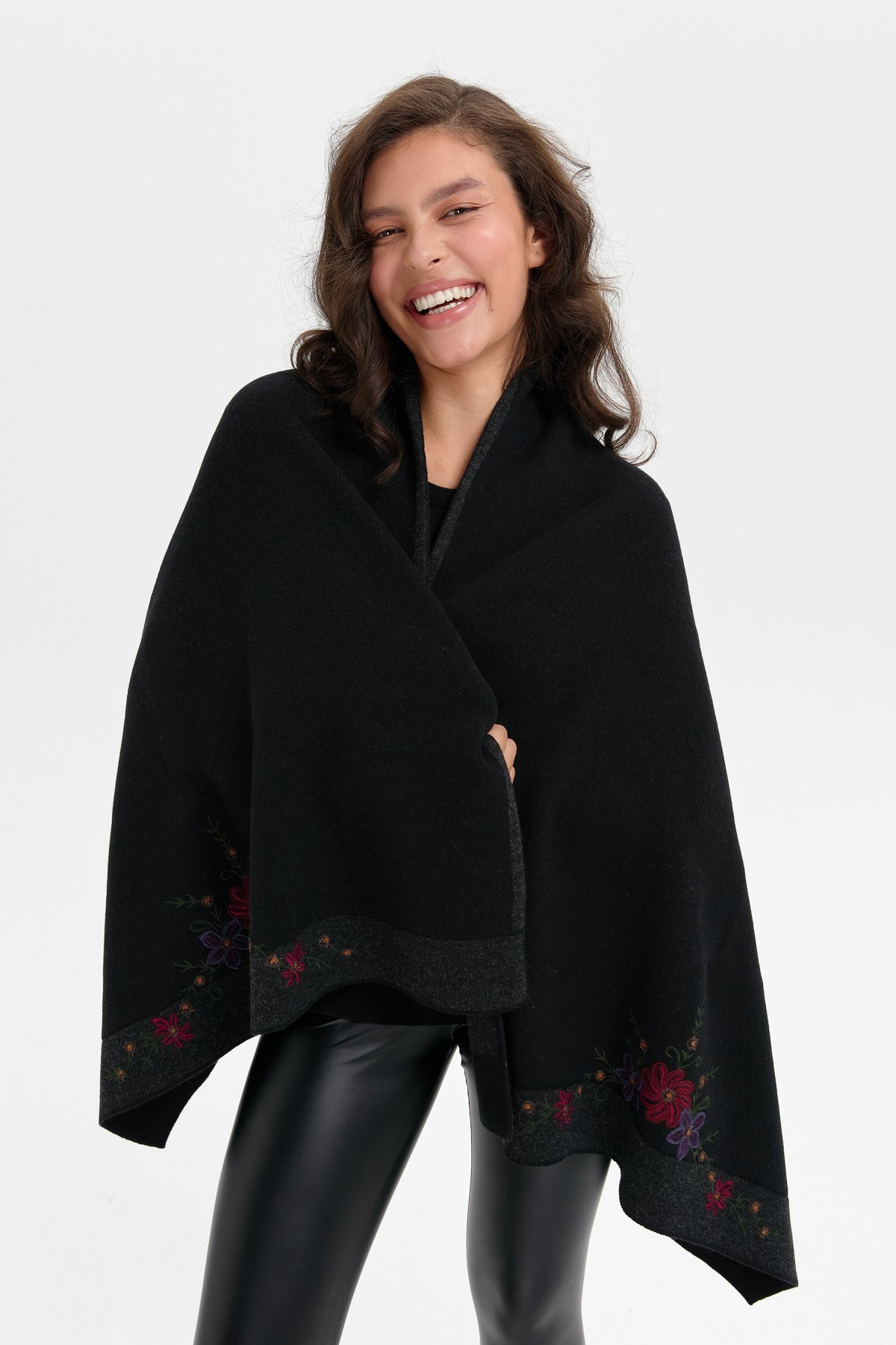 24055Kadın Üç Çiçekli Nakış İşlemeli Yün Şal Siyah