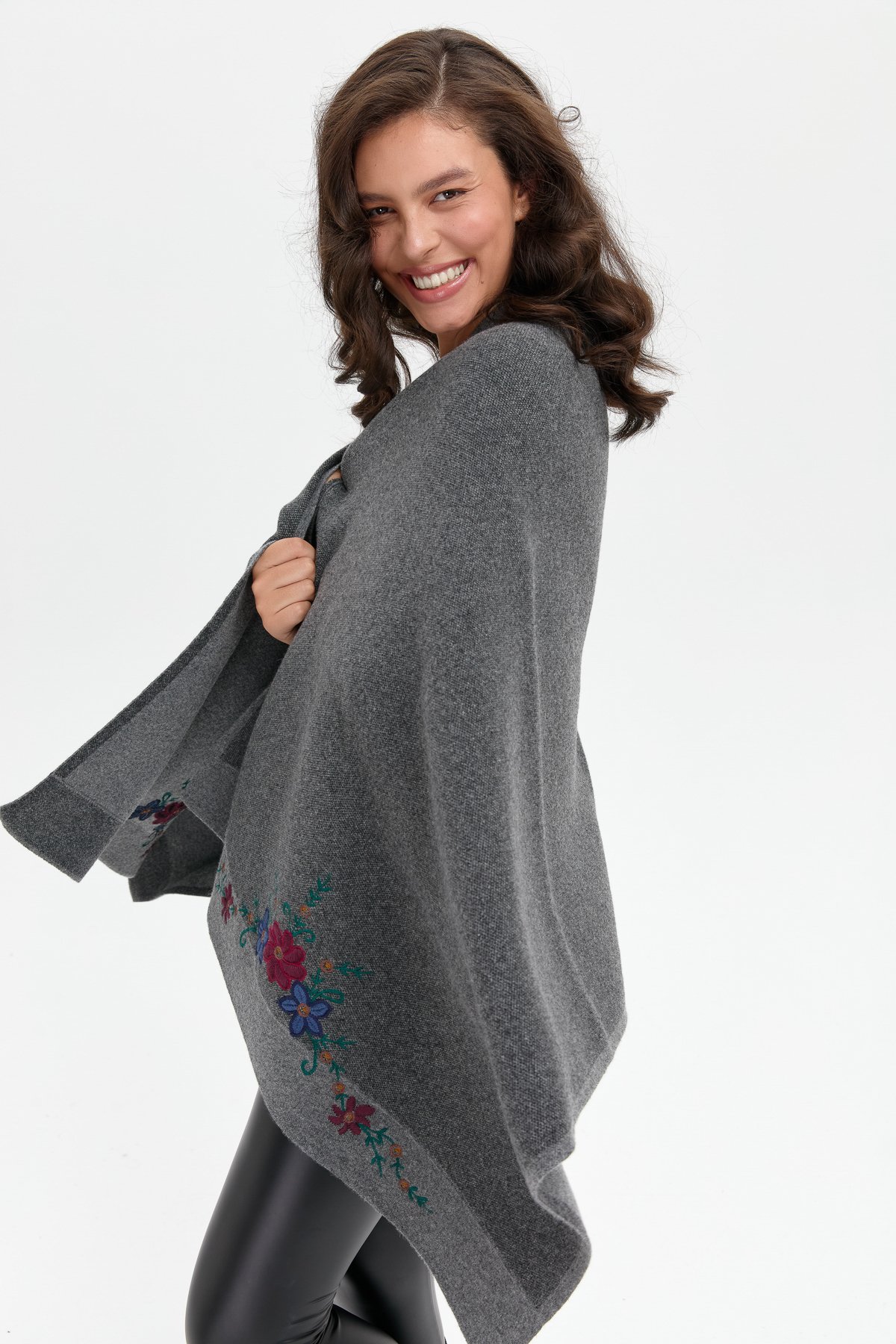 24055Kadın Üç Çiçekli Nakış İşlemeli Yün Şal Füme