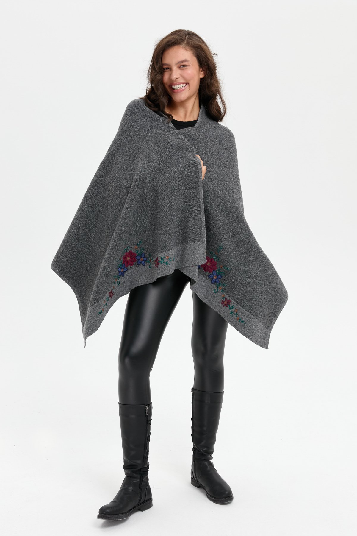 24055Kadın Üç Çiçekli Nakış İşlemeli Yün Şal Füme