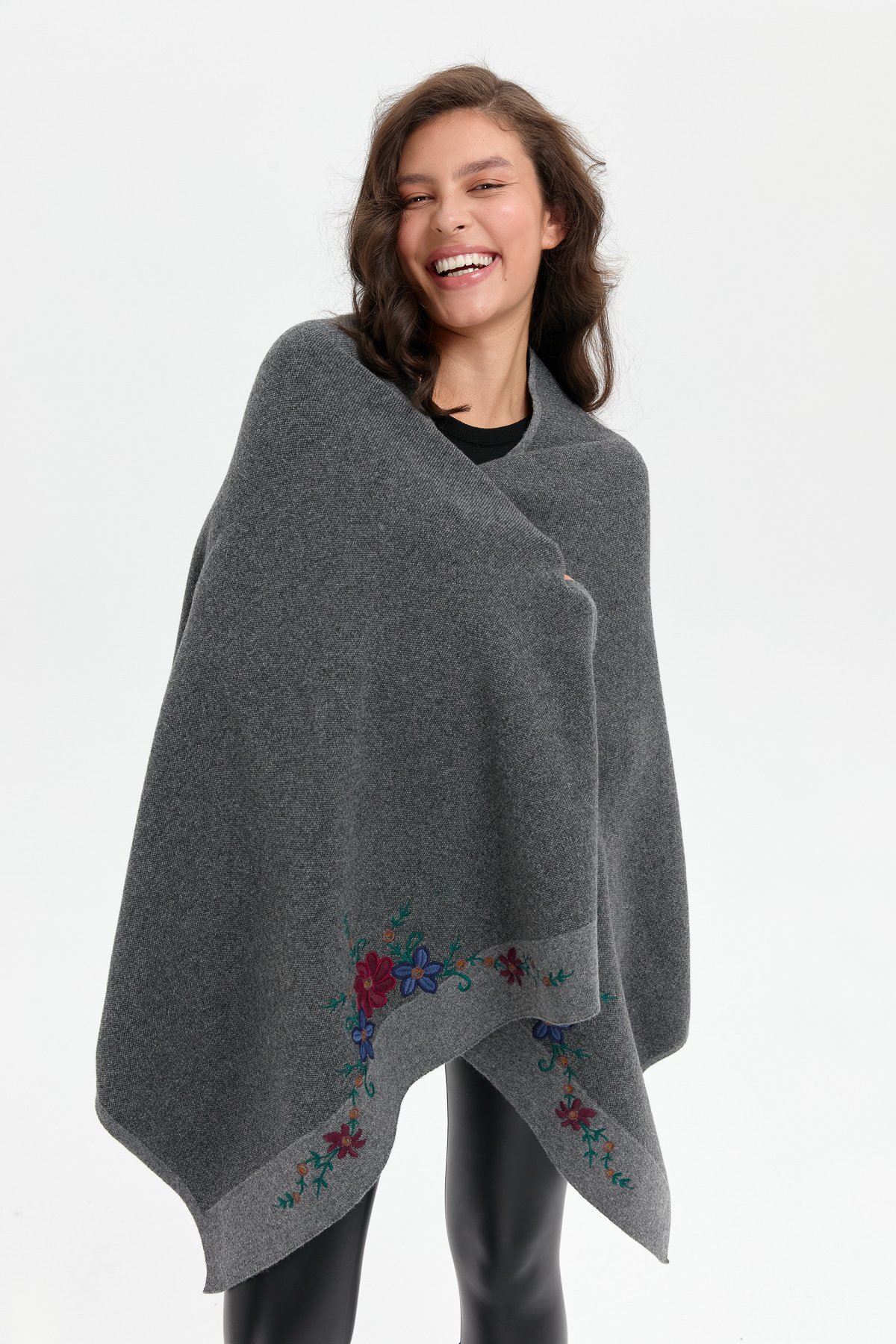 24055Kadın Üç Çiçekli Nakış İşlemeli Yün Şal Füme