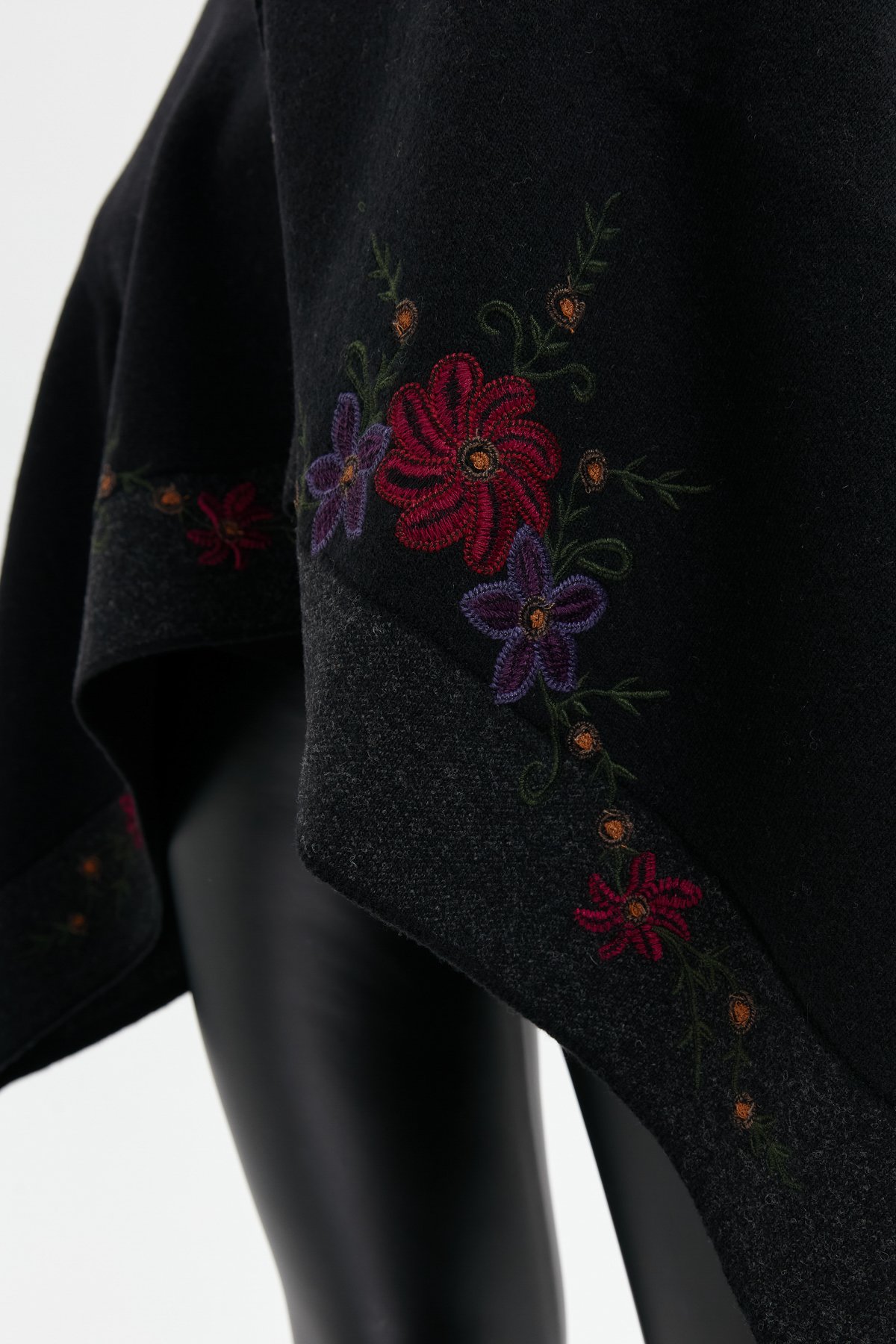 24055Kadın Üç Çiçekli Nakış İşlemeli Yün Şal Siyah