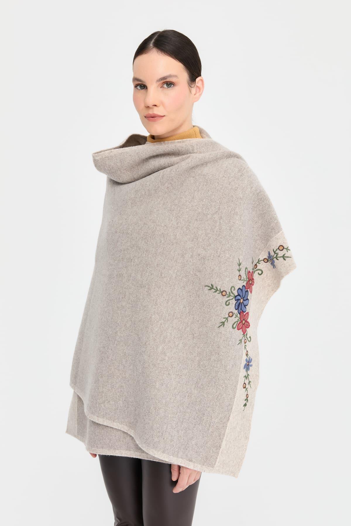 24055Kadın Üç Çiçekli Nakış İşlemeli Yün Şal V.Bej