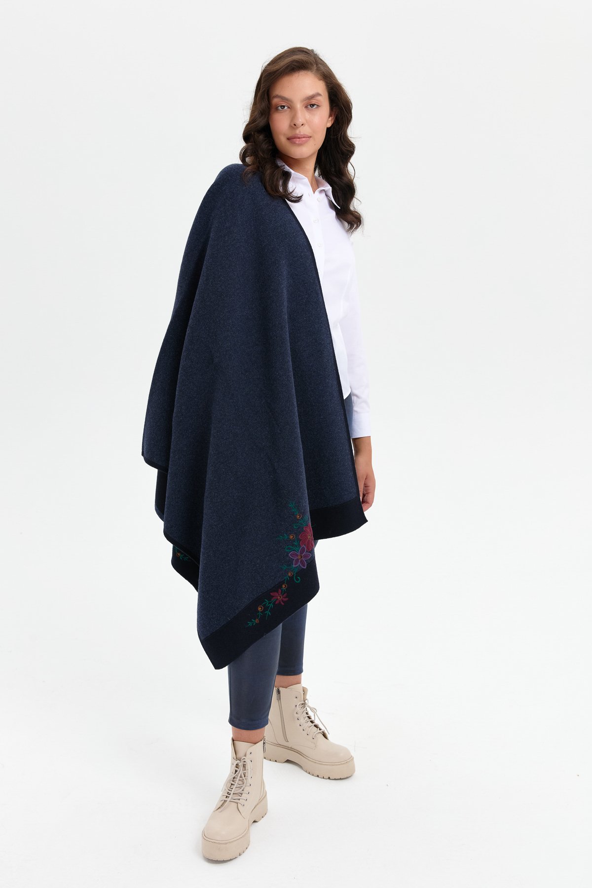 24055Kadın Üç Çiçekli Nakış İşlemeli Yün Şal K.Lacivert
