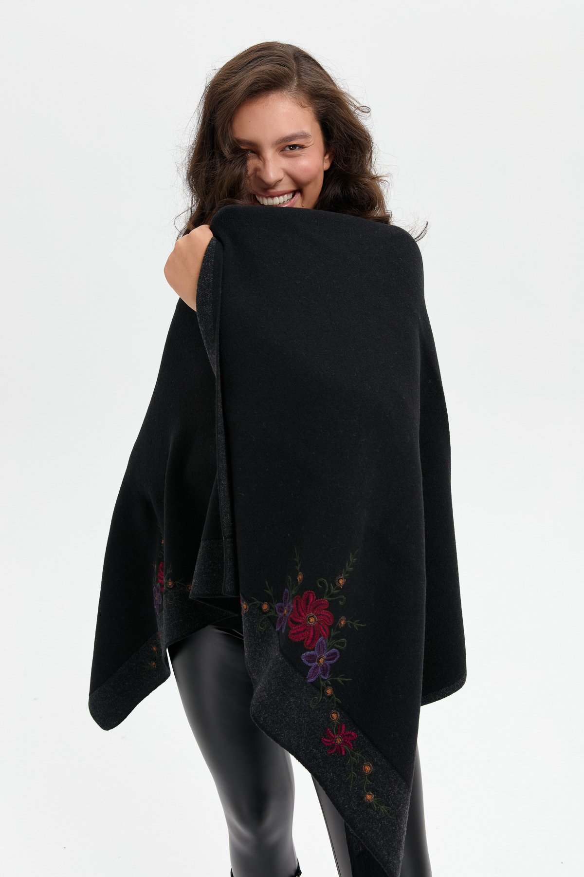 24055Kadın Üç Çiçekli Nakış İşlemeli Yün Şal Siyah