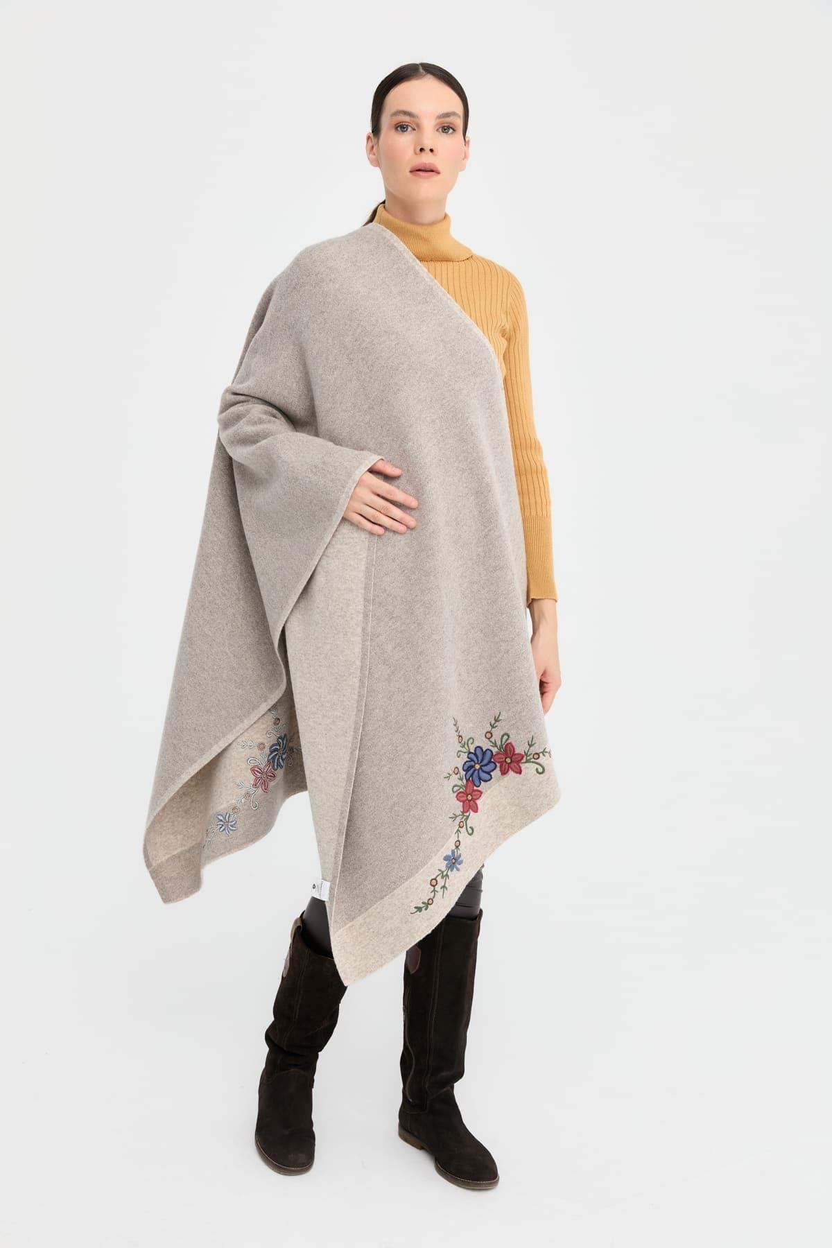 24055Kadın Üç Çiçekli Nakış İşlemeli Yün Şal V.Bej