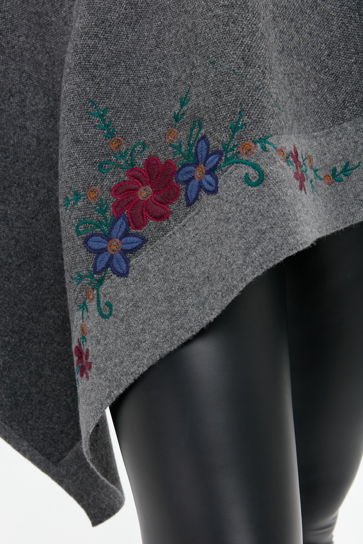 24055Kadın Üç Çiçekli Nakış İşlemeli Yün Şal Füme