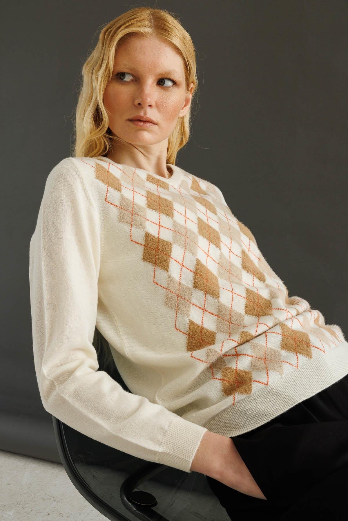 24034Kadın V Yaka Baklavalı Yün Kazak Kemik